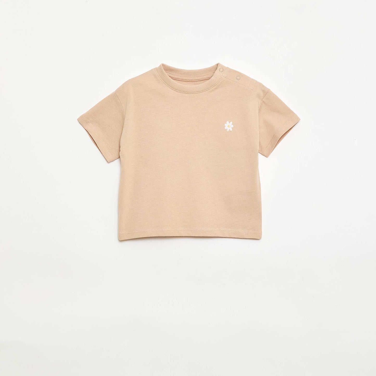 طقم من قميصين بتفاصيل على الصدر باللون البيج