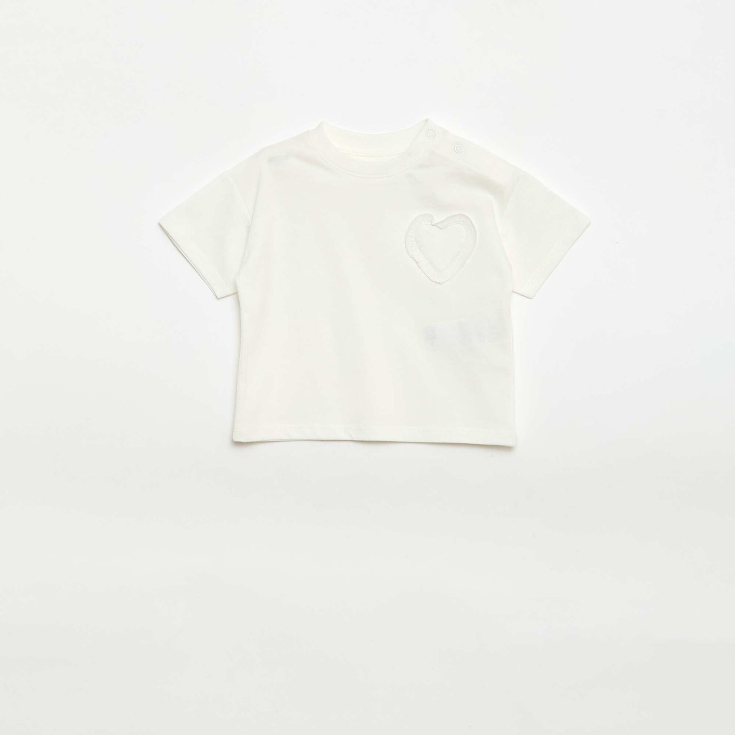 طقم من قميصين بتفاصيل على الصدر باللون البيج