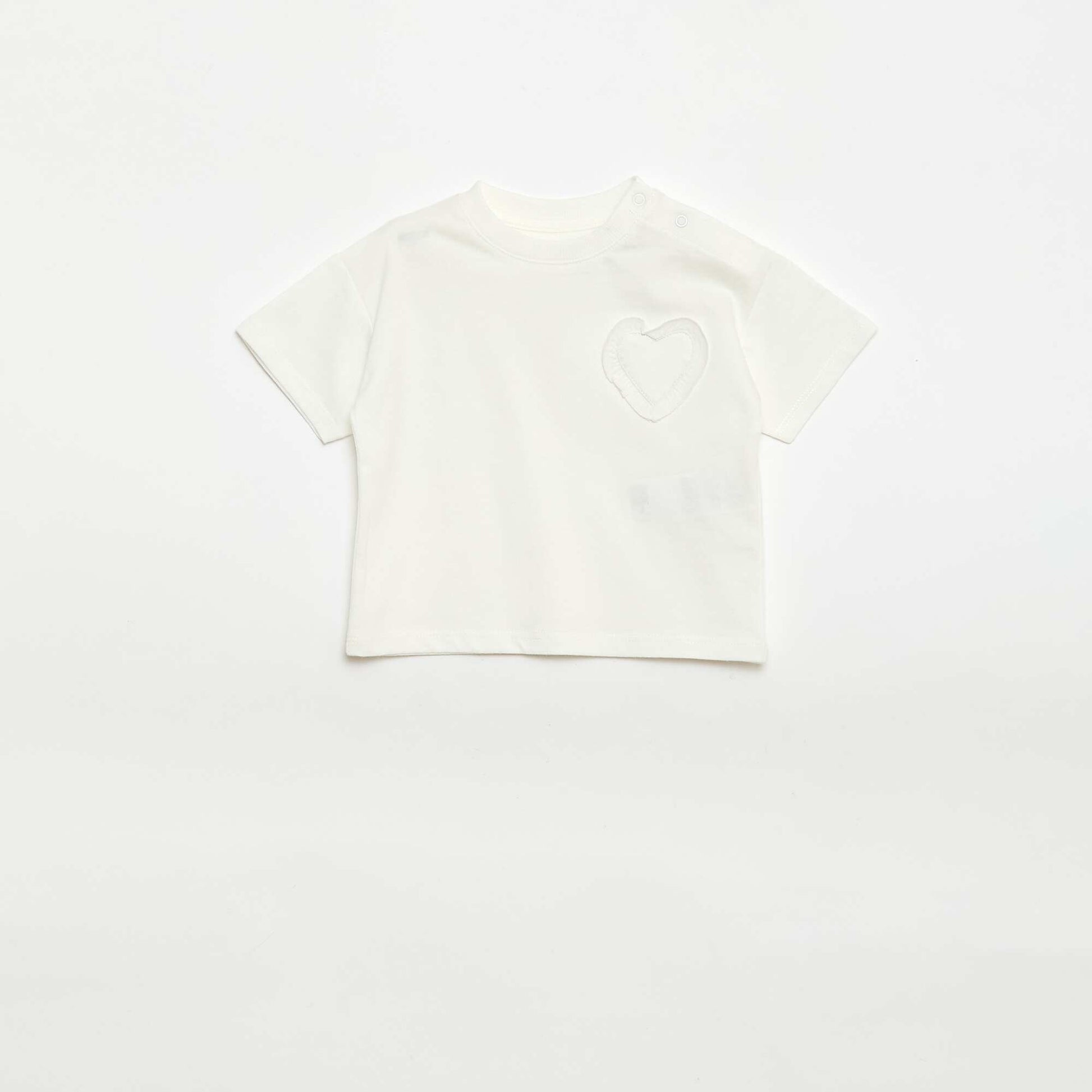 طقم من قميصين بتفاصيل على الصدر باللون البيج