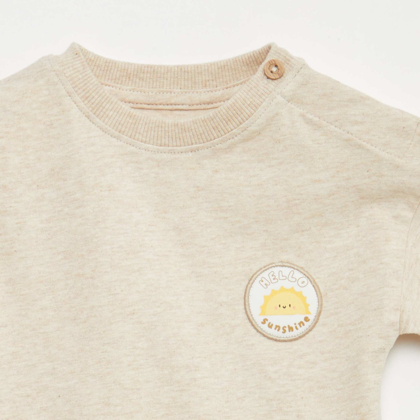 تي شيرت بتطريز على الصدر، لون بيج