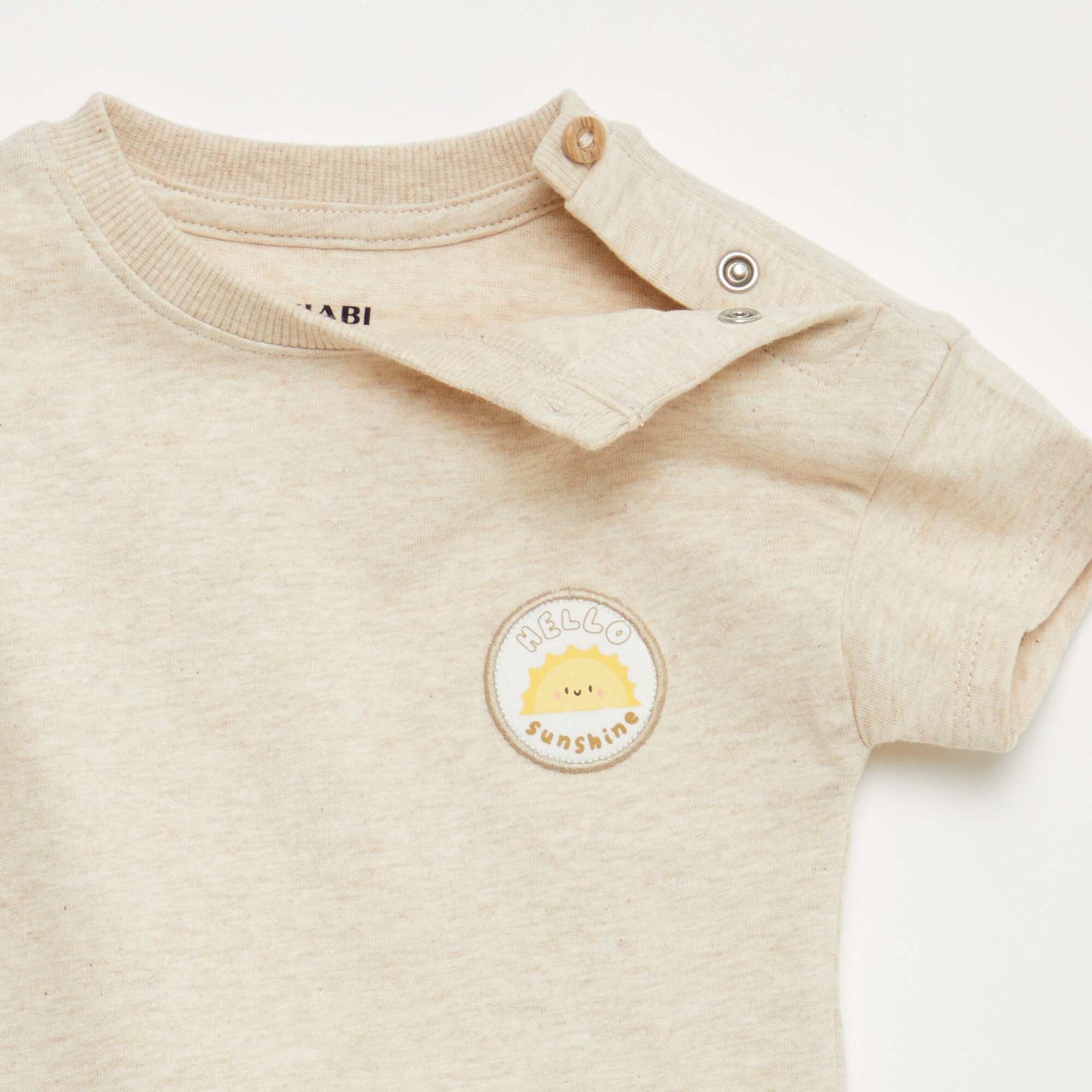 تي شيرت بتطريز على الصدر، لون بيج