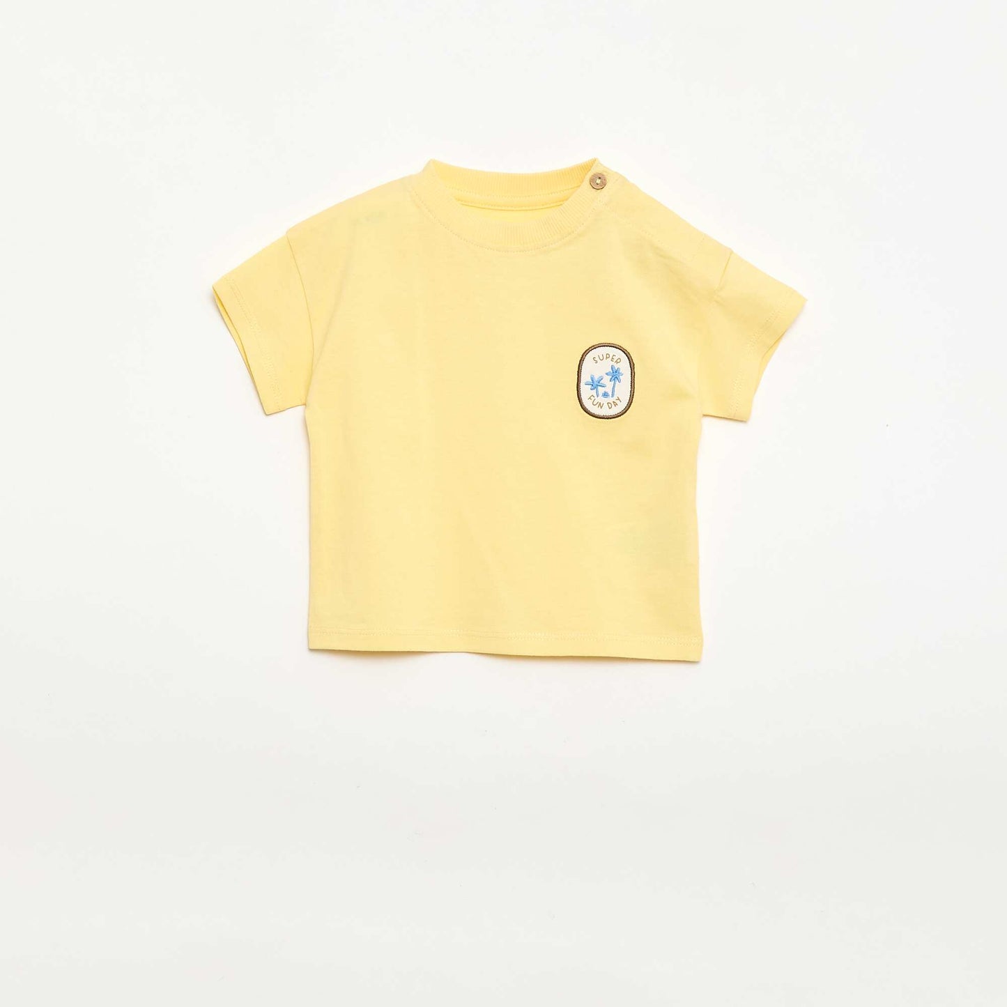 تي شيرت مزين بتطريز على الصدر باللون الأصفر