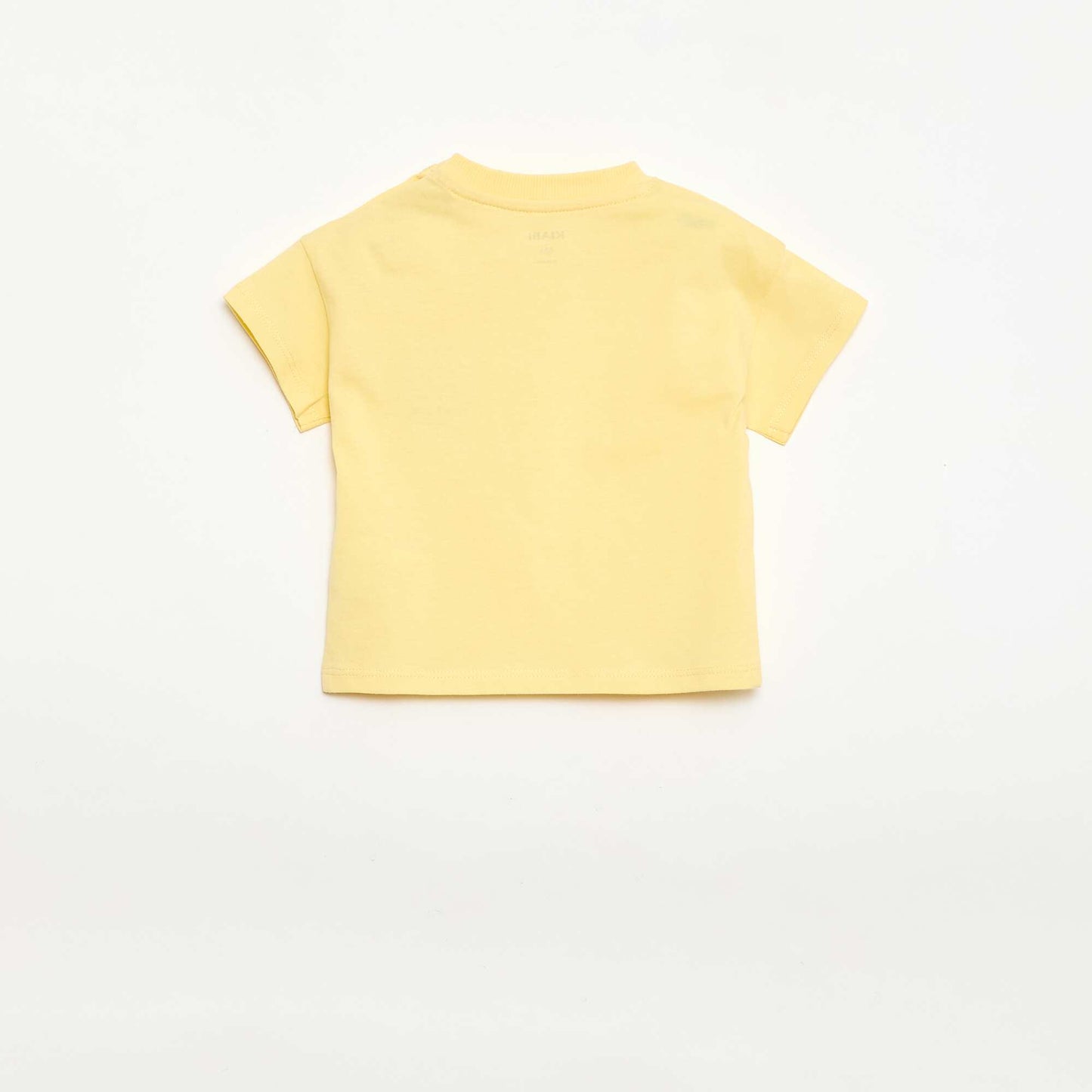 تي شيرت مزين بتطريز على الصدر باللون الأصفر