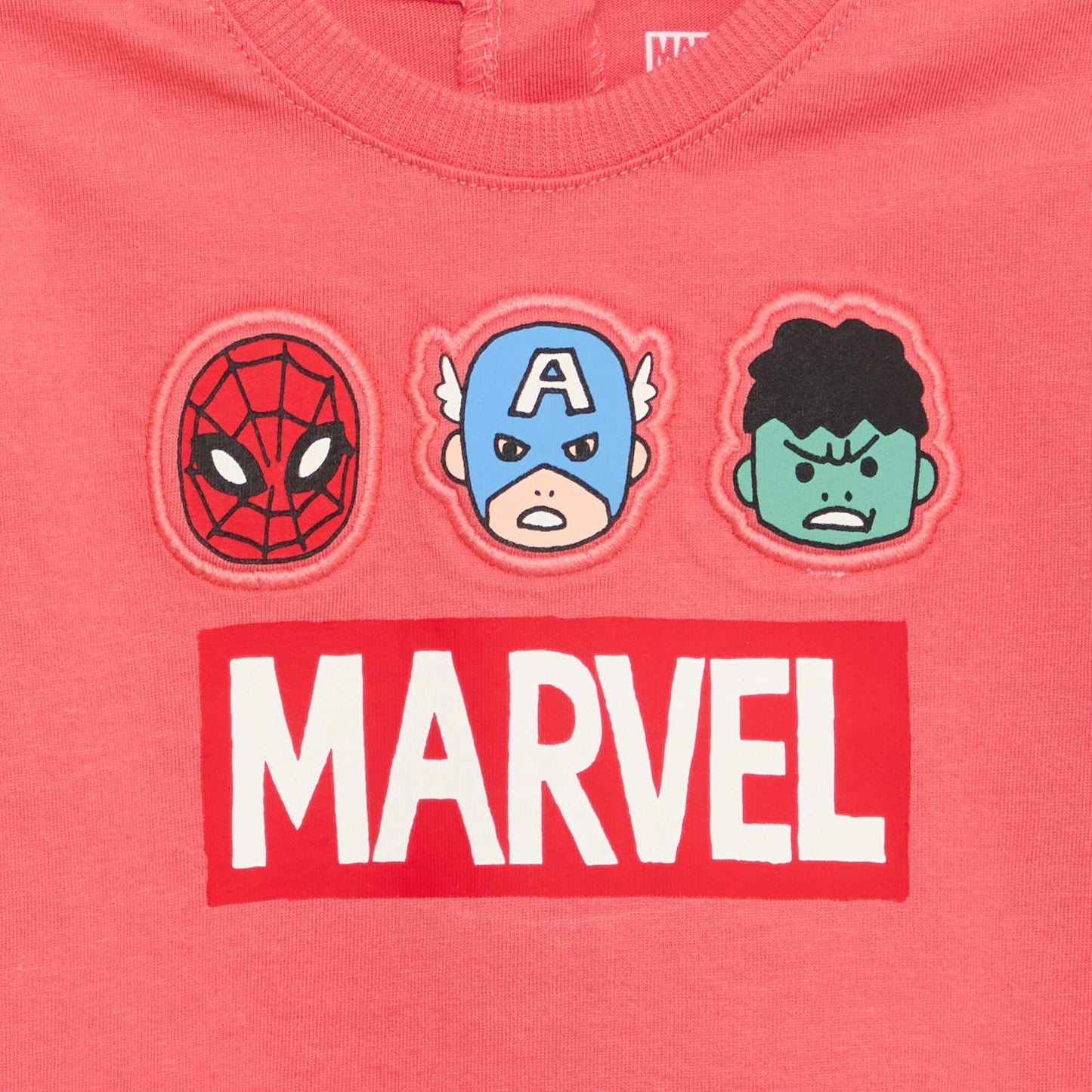 تي شيرت مطبوع بشعار "Marvel" باللون الأحمر