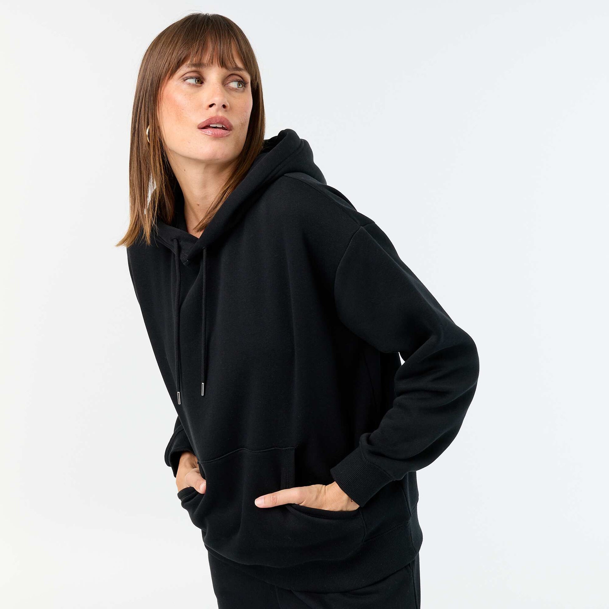 سترة « سويت شيرت » سادة بغطاء للرأس وجيب كنغر، لون أسود
