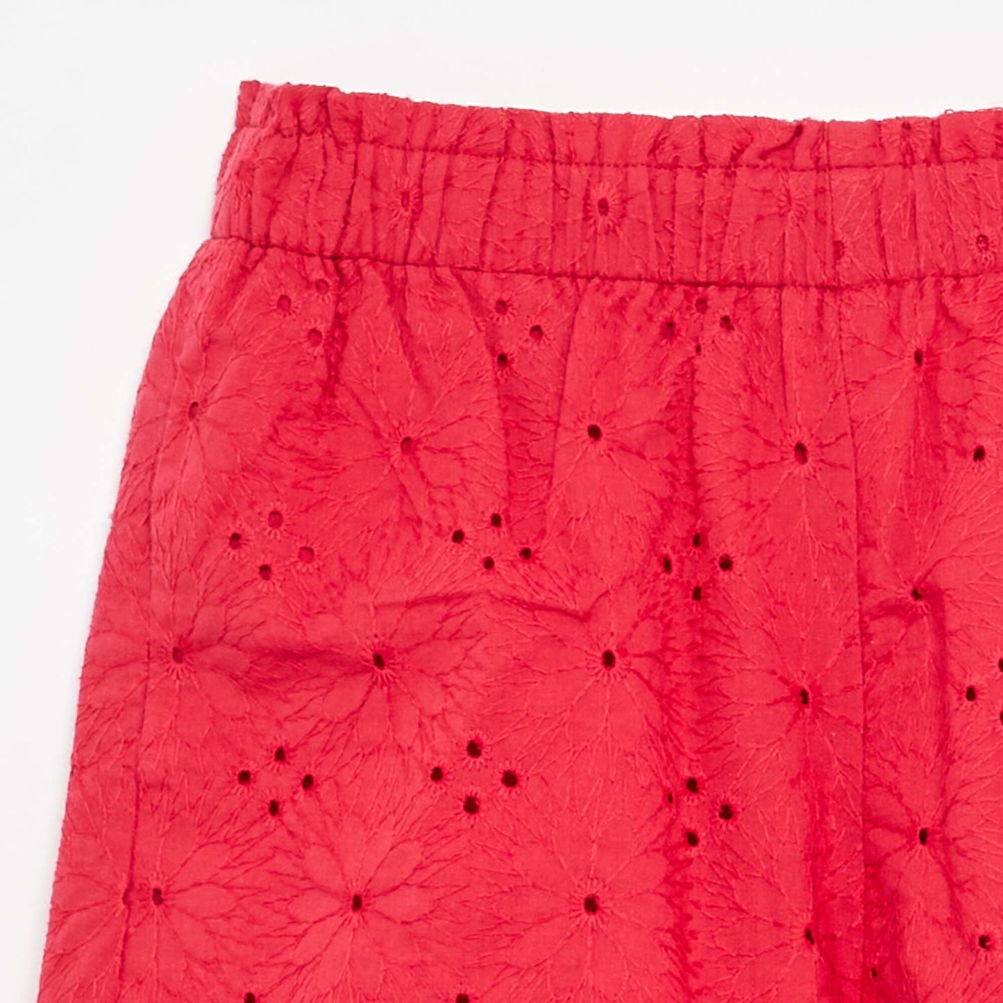 شورت أحمر مزين بتطريز إنجليزي أحمر RED