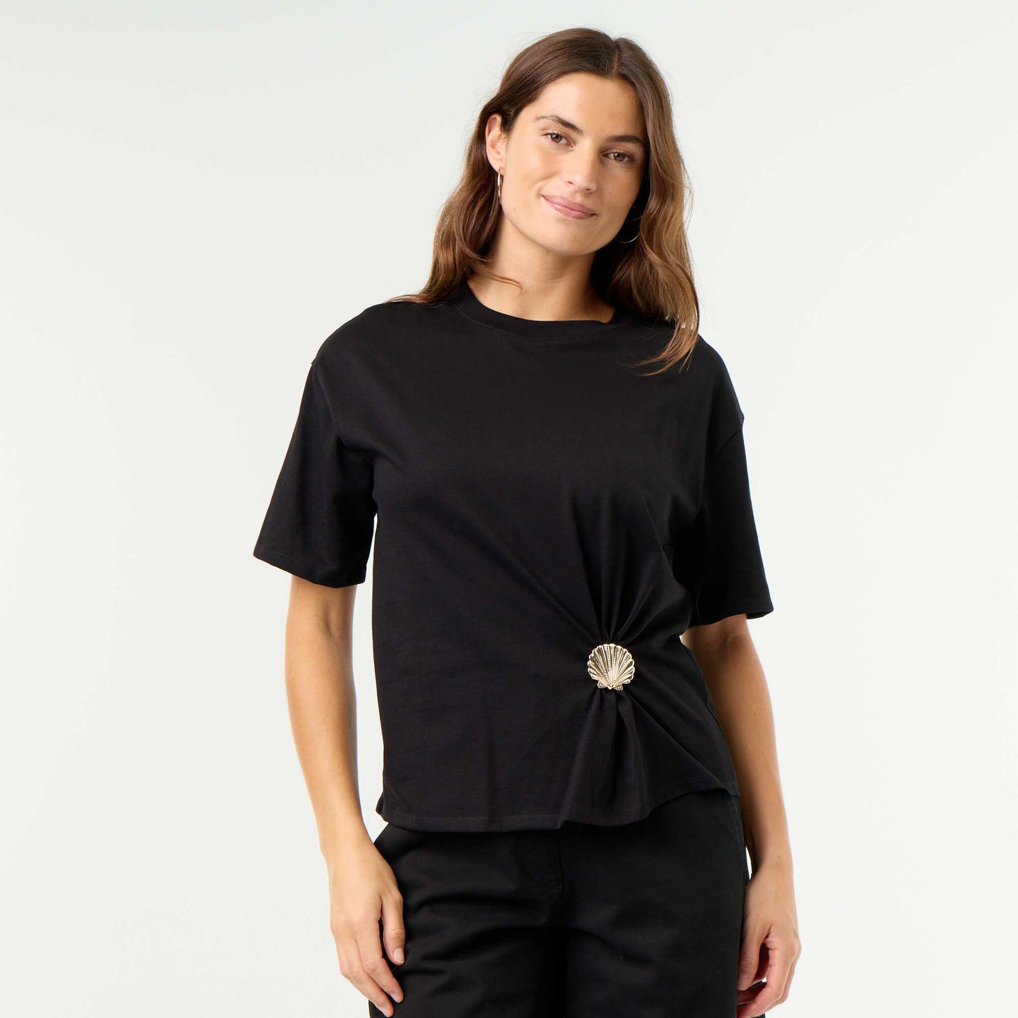 Short-sleeve T-shirt with Shell Charm BLACK