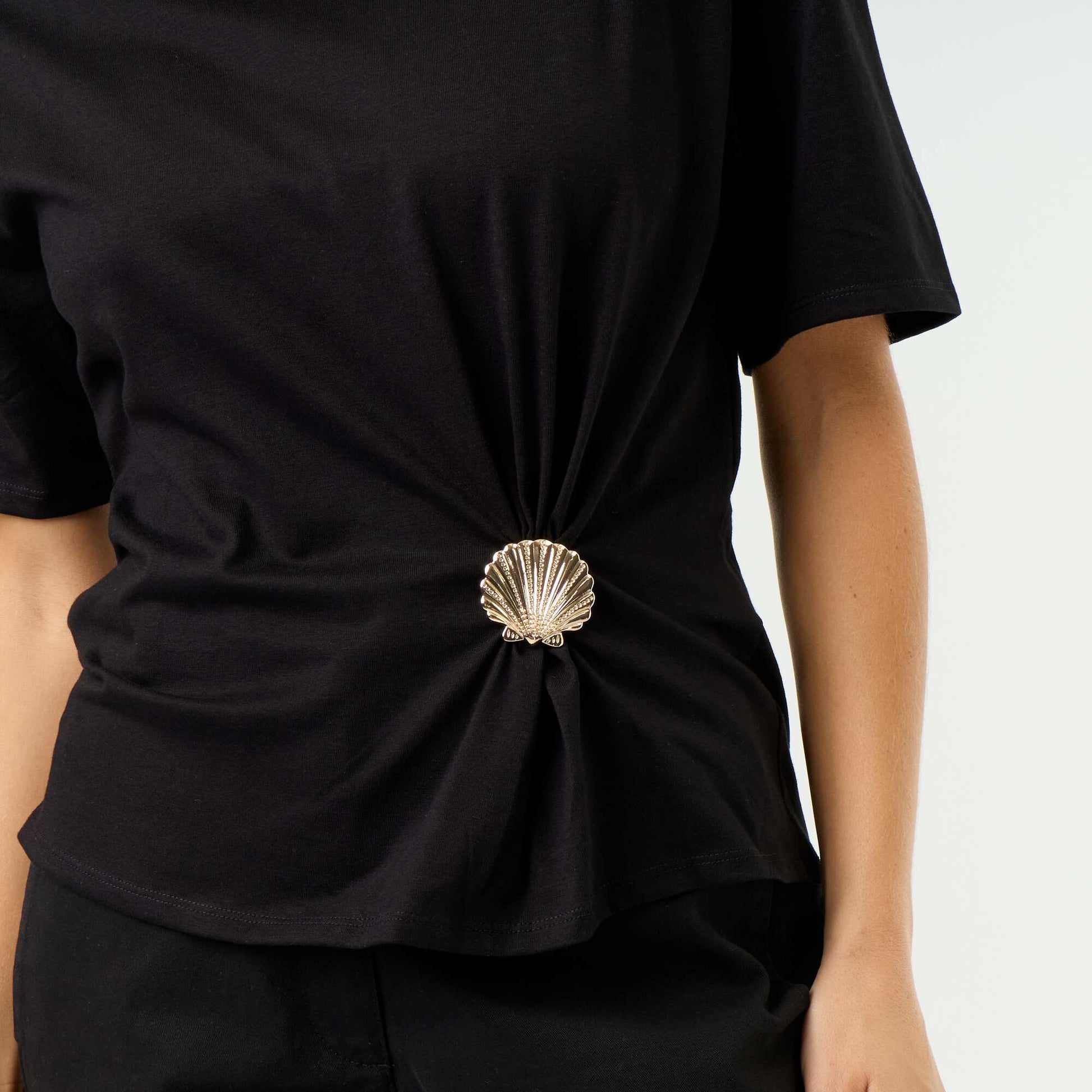 Short-sleeve T-shirt with Shell Charm BLACK