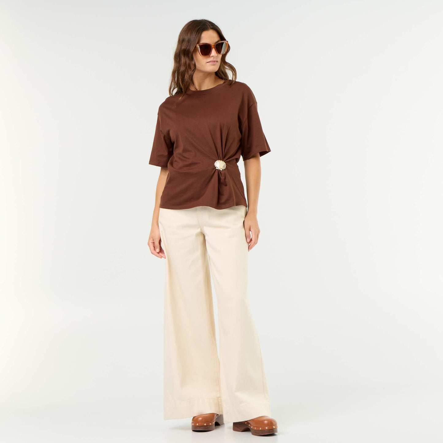 Short-sleeve T-shirt with Shell Charm BROWN