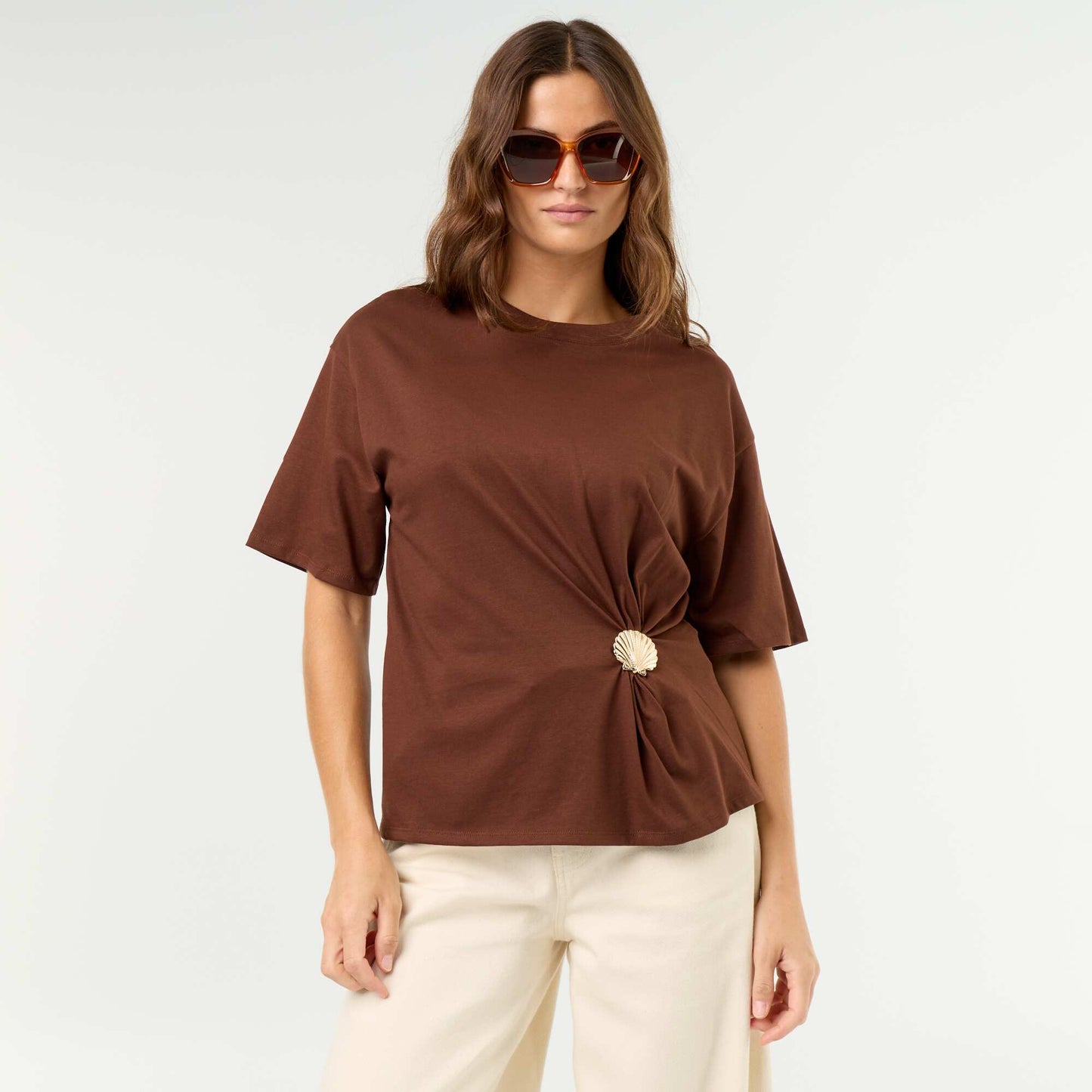 Short-sleeve T-shirt with Shell Charm BROWN