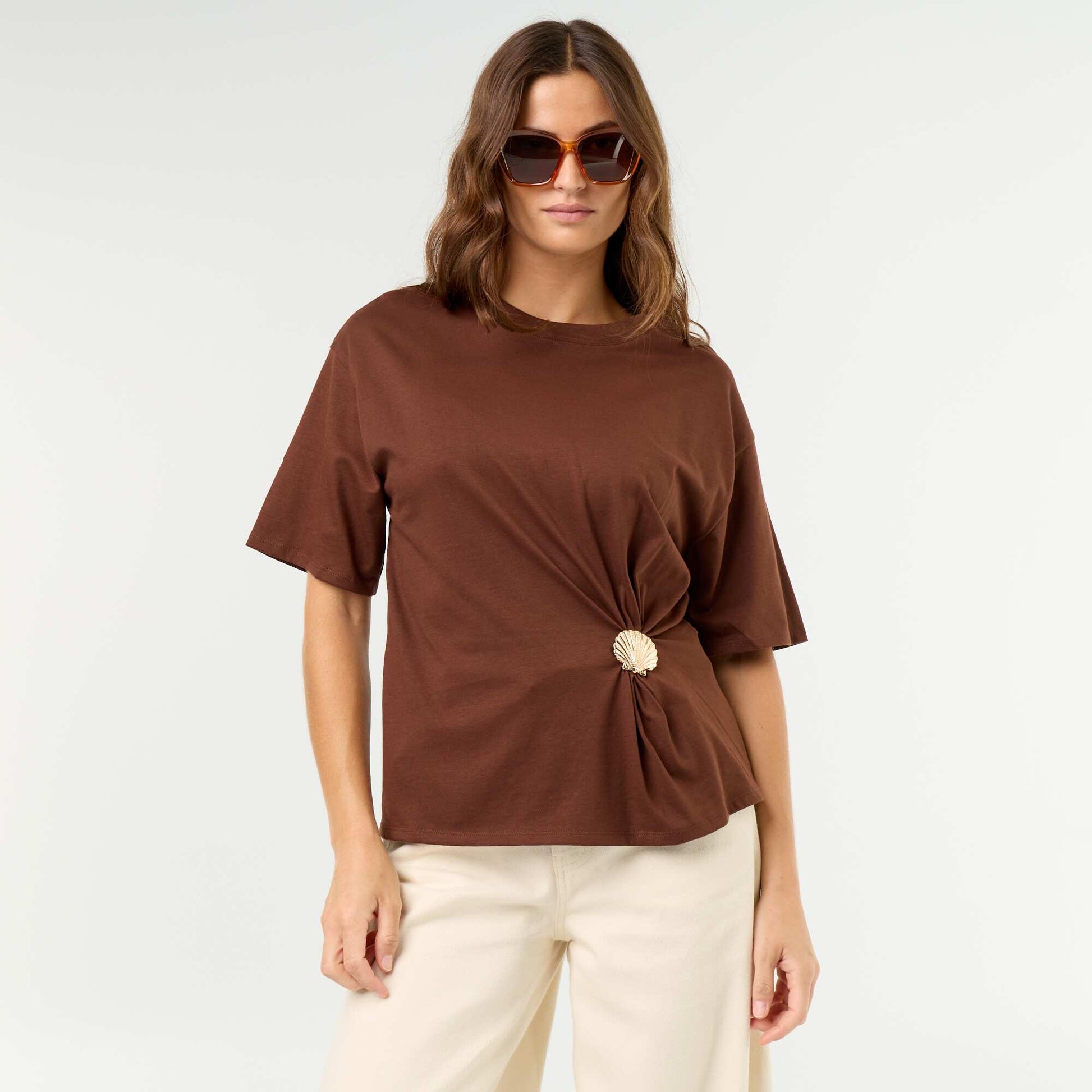 Short-sleeve T-shirt with Shell Charm BROWN