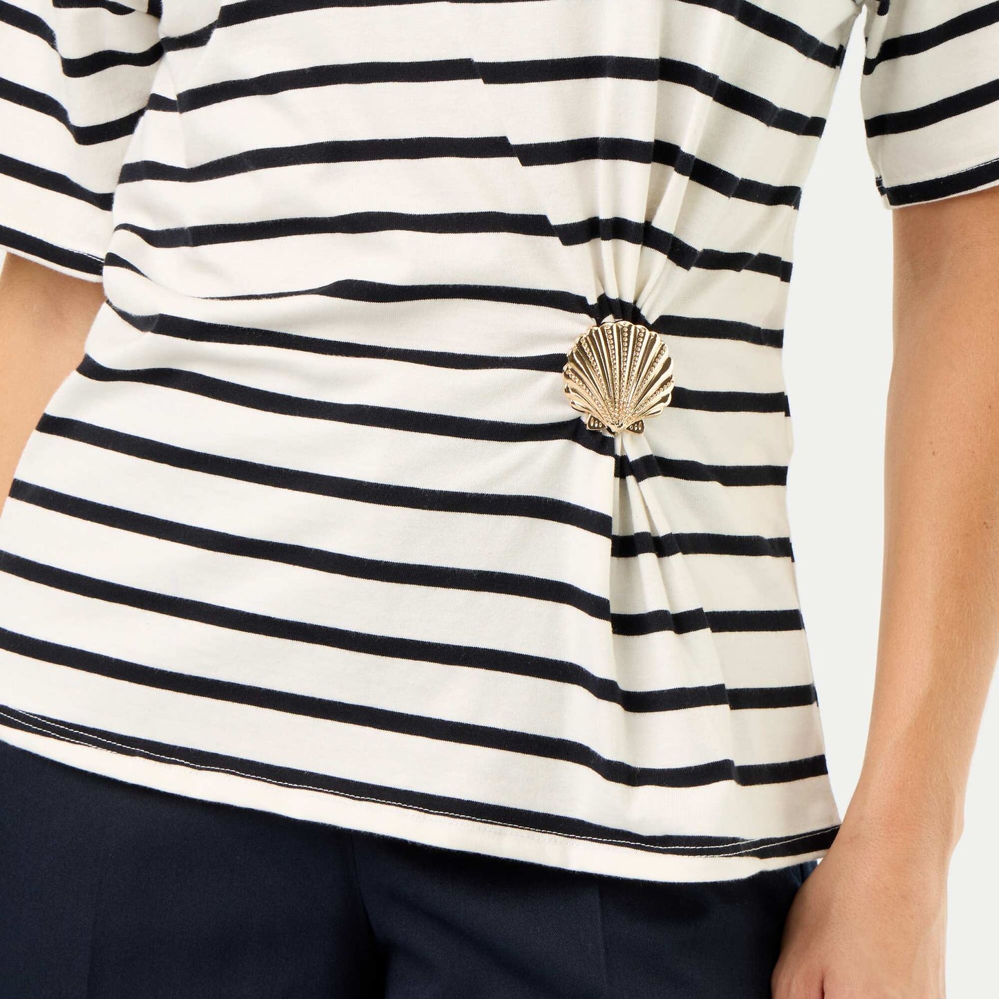 Short-sleeved T-shirt with shell charm WHITE
