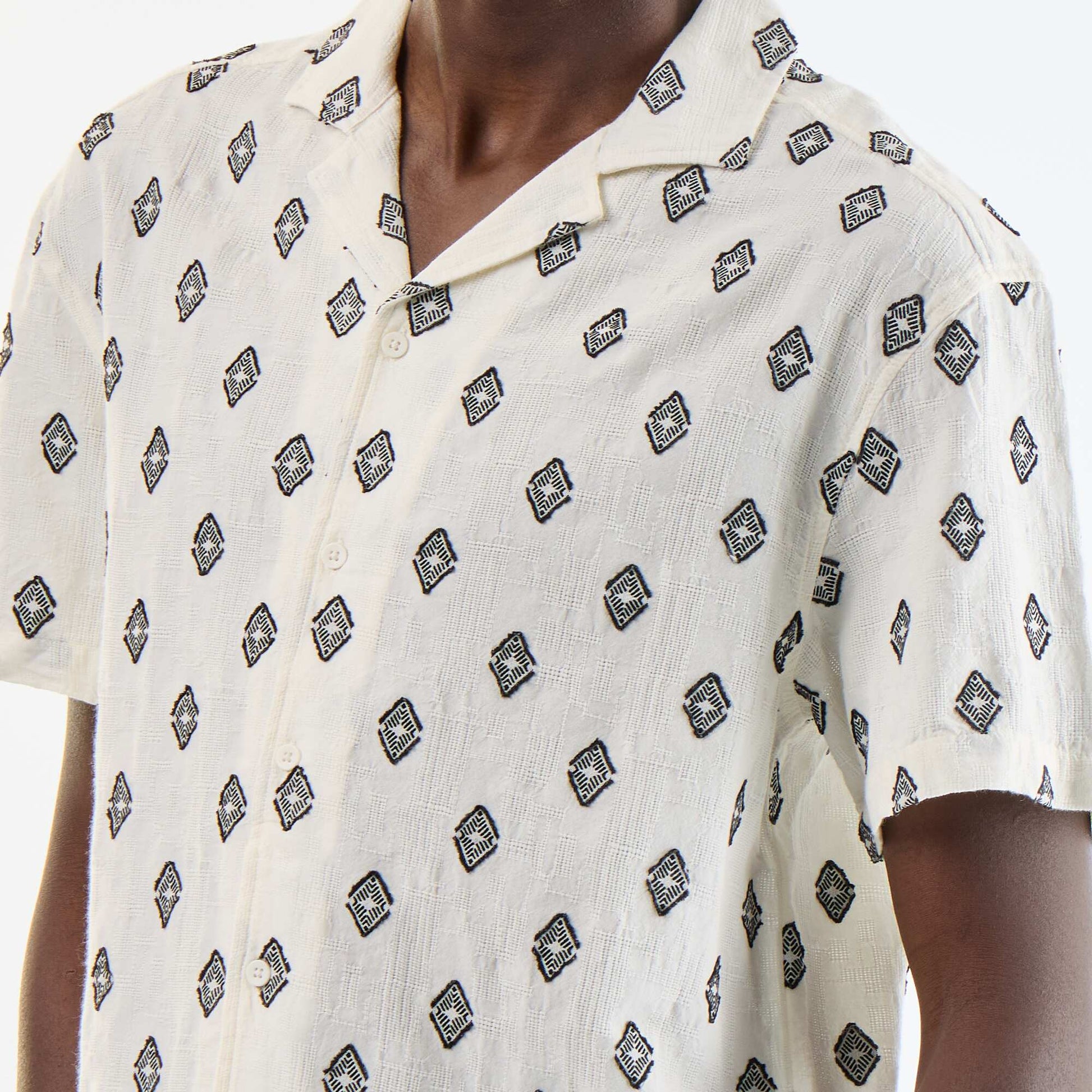 قميص أنيق من التريكو بأكمام قصيرة ومزين بالتطريز — أسود