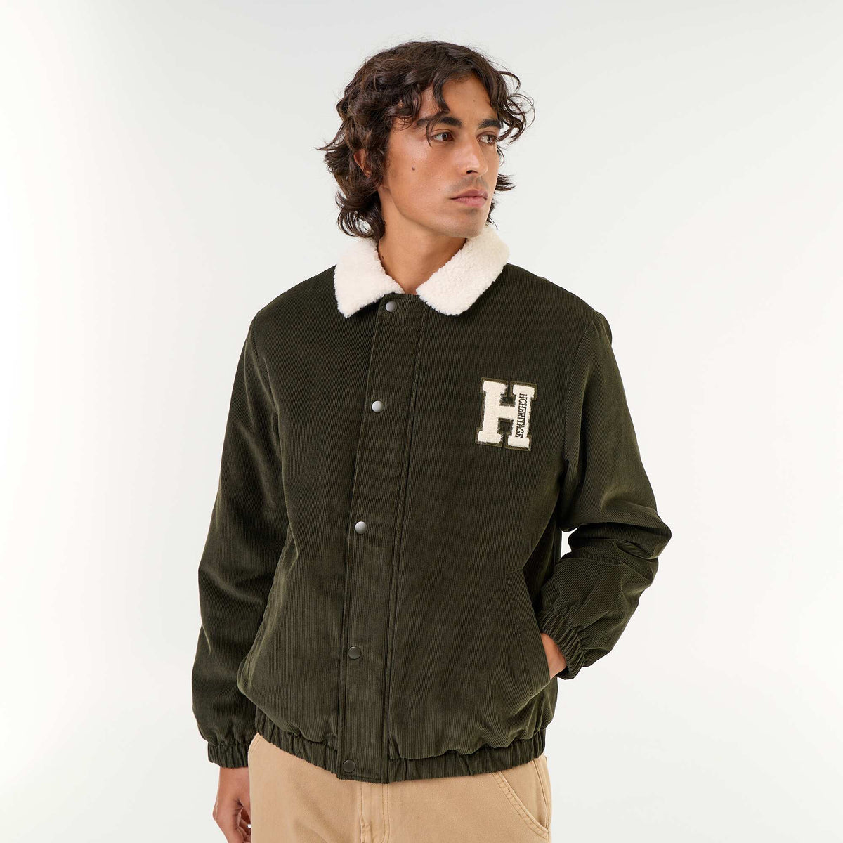 سترة من قماش الكوردروي بياقة ذات مظهر شيربا — أخضر