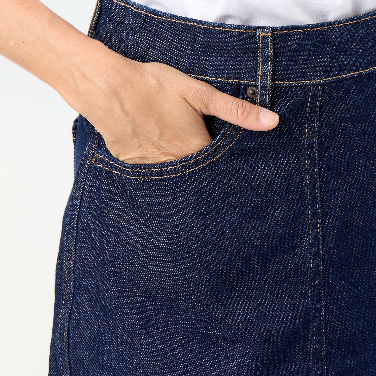 تنورة شورت من الدنيم الخام باللون الأزرق