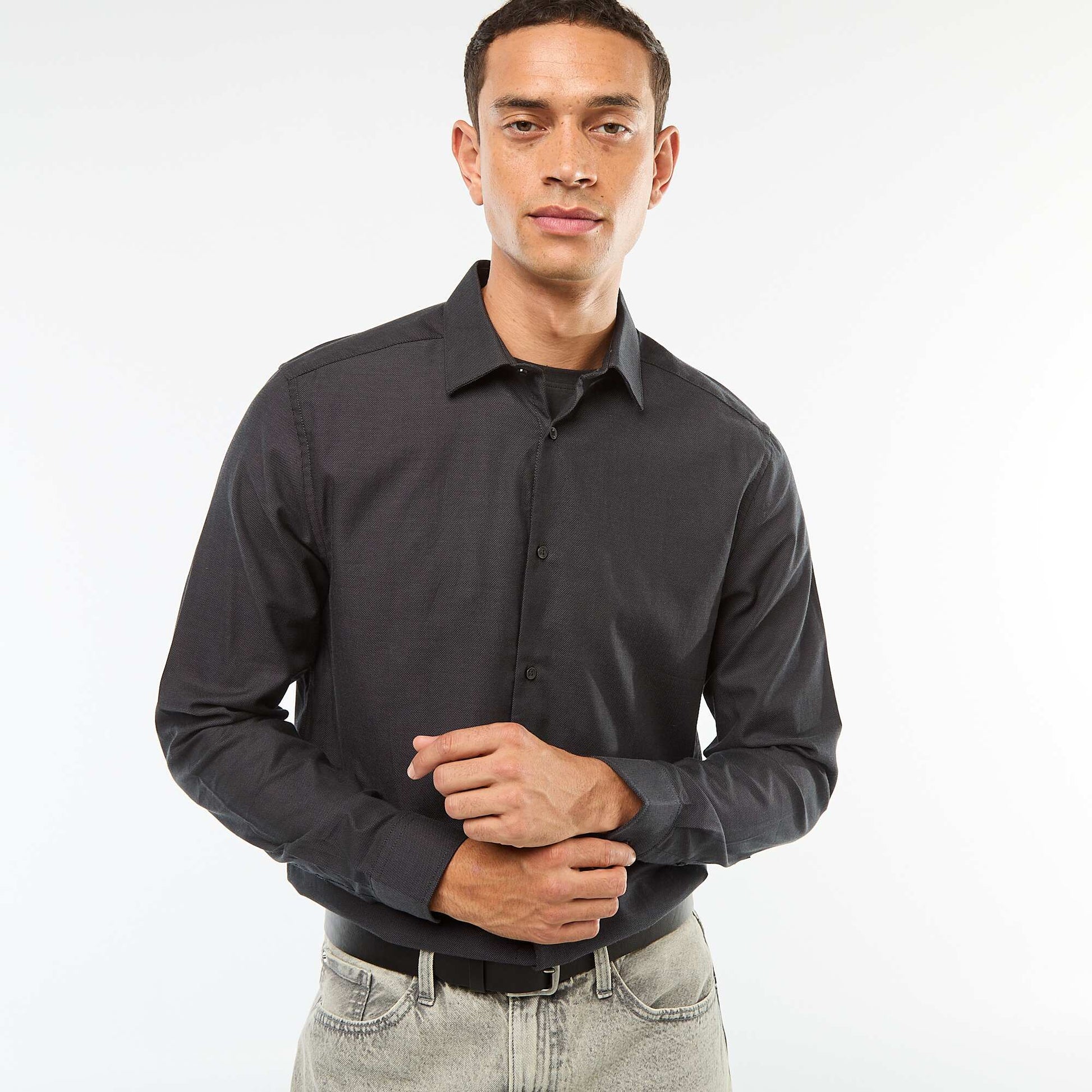 قميص بقصّة مستقيمة بلون مستقيم أسود