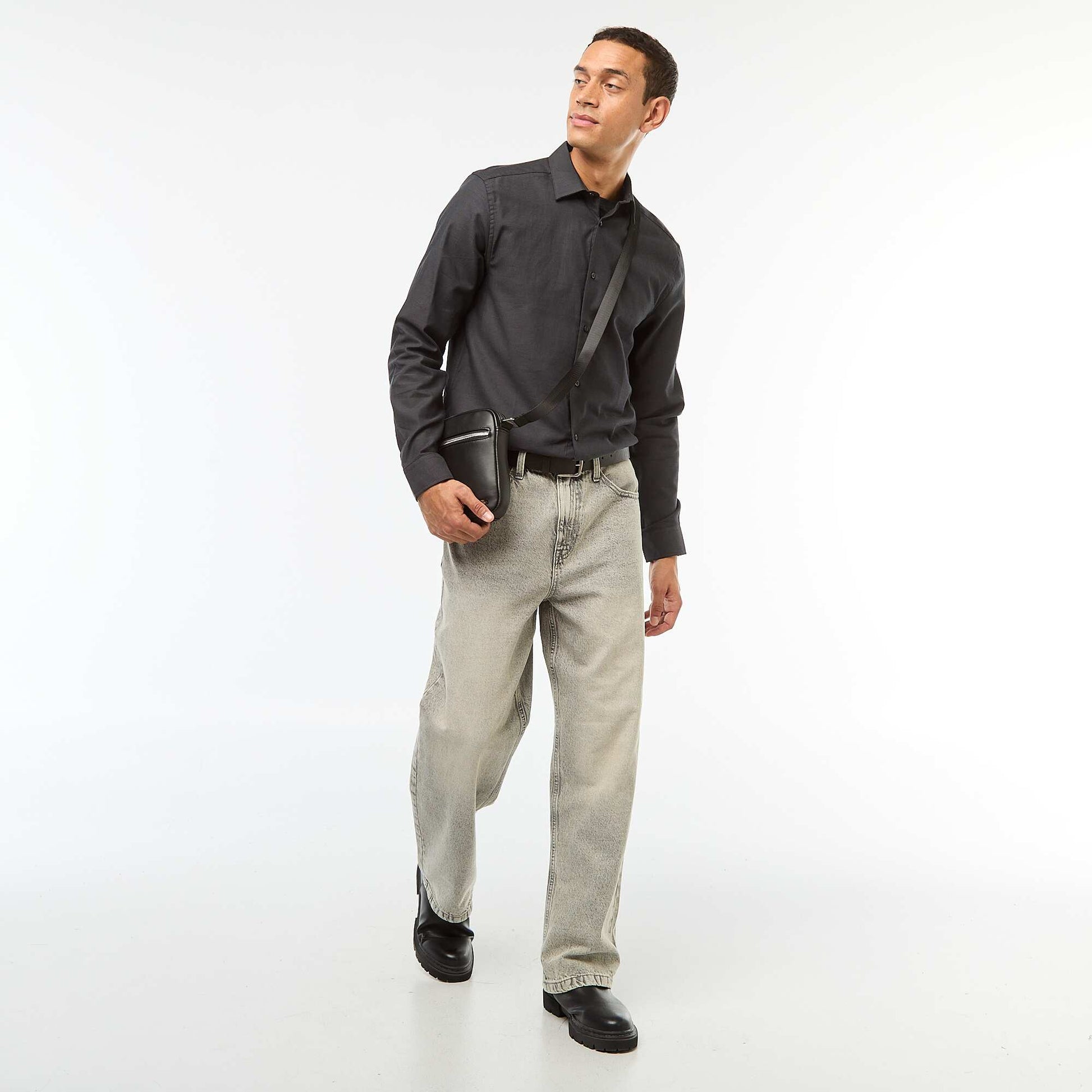 قميص بقصّة مستقيمة بلون مستقيم أسود