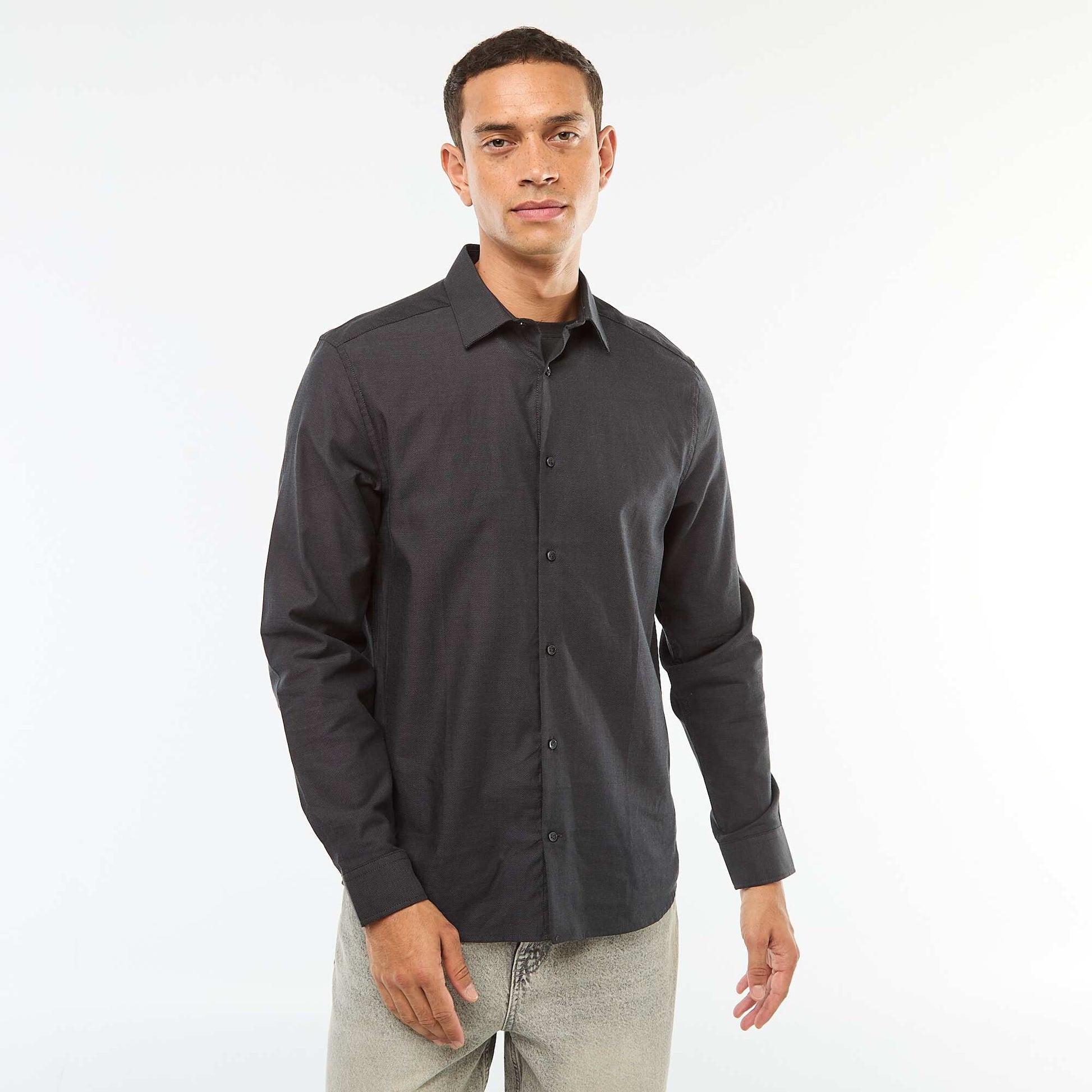 قميص بقصّة مستقيمة بلون مستقيم أسود