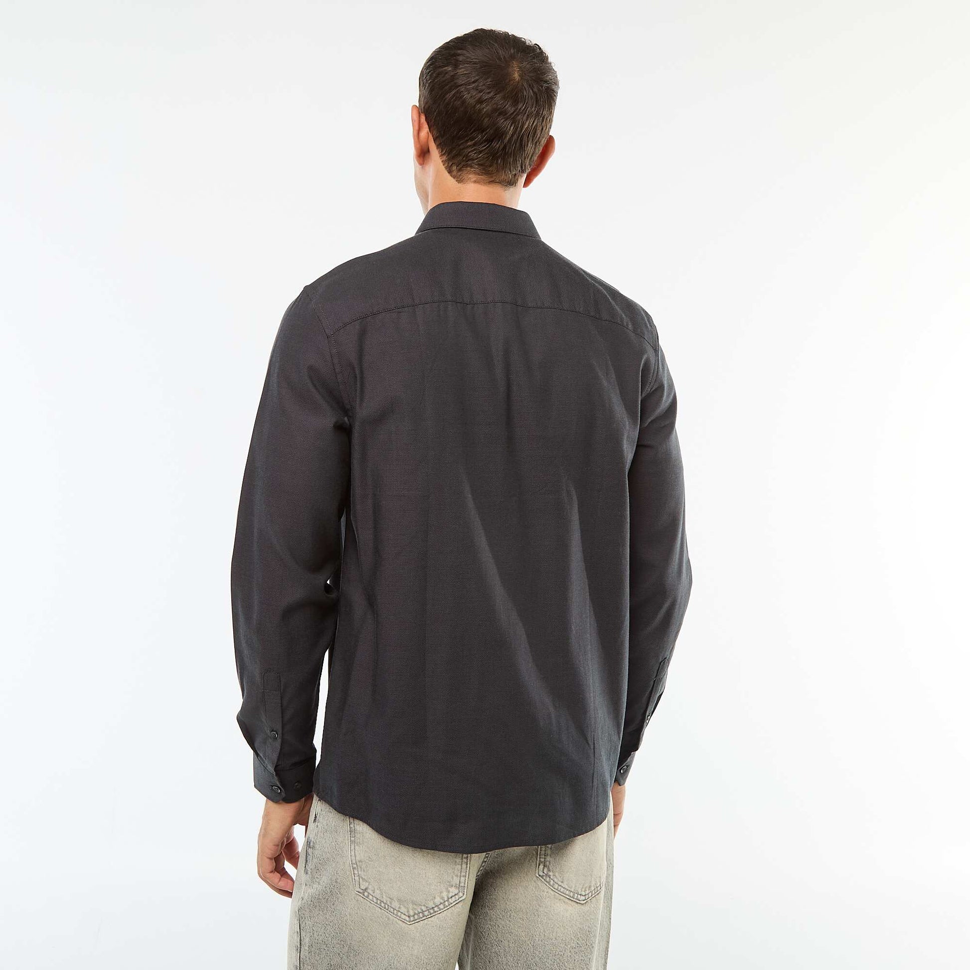 قميص بقصّة مستقيمة بلون مستقيم أسود