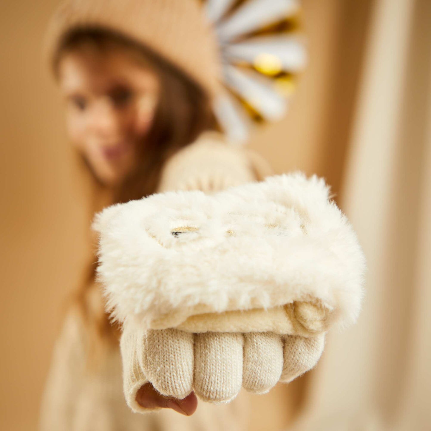 Pair of 'owl' fingerless gloves BEIGE