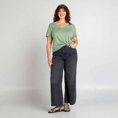 جيرسيه بفتحة رقبة على شكل V تيشرت أخضر