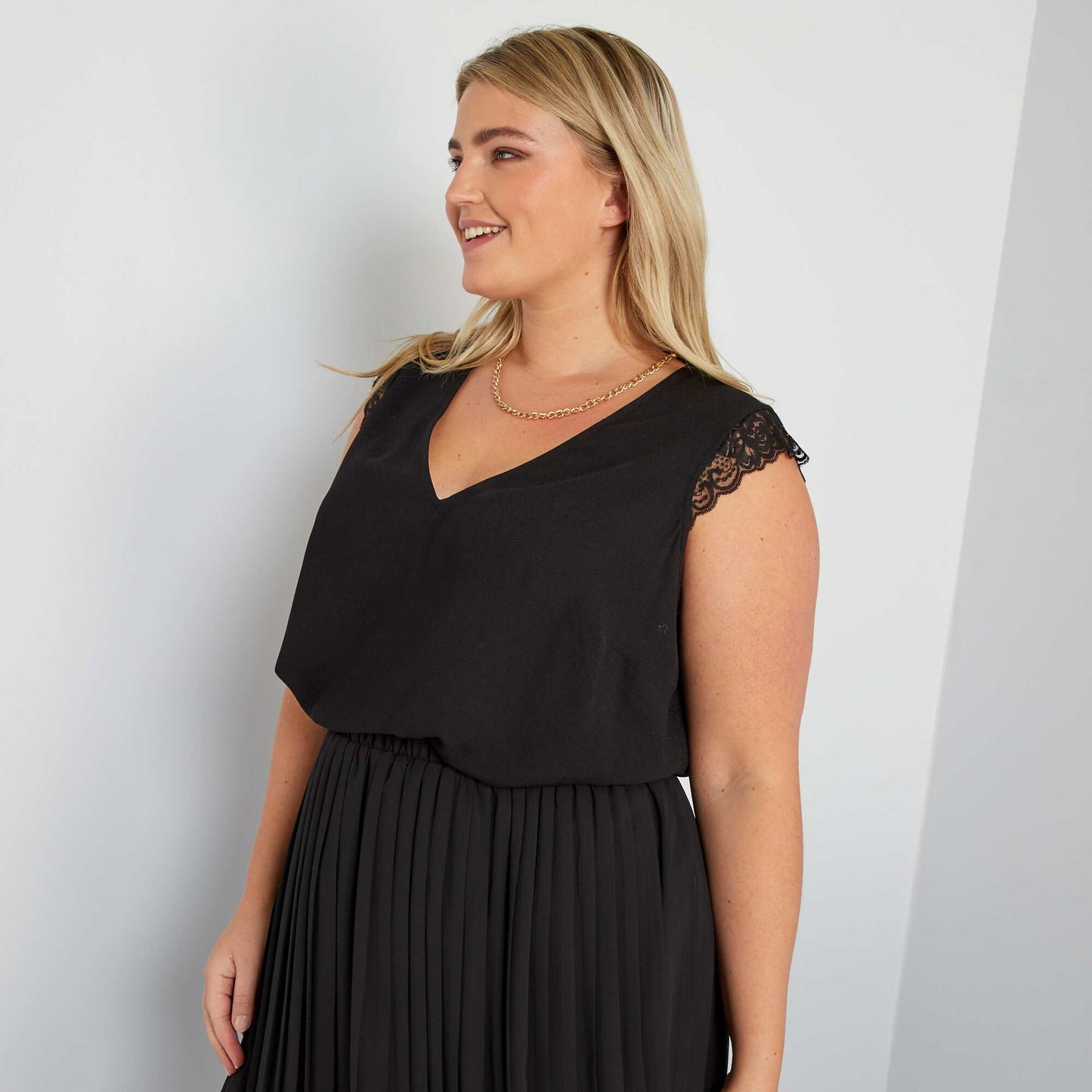 V-neck blouse with lace on the sleeves BLACK