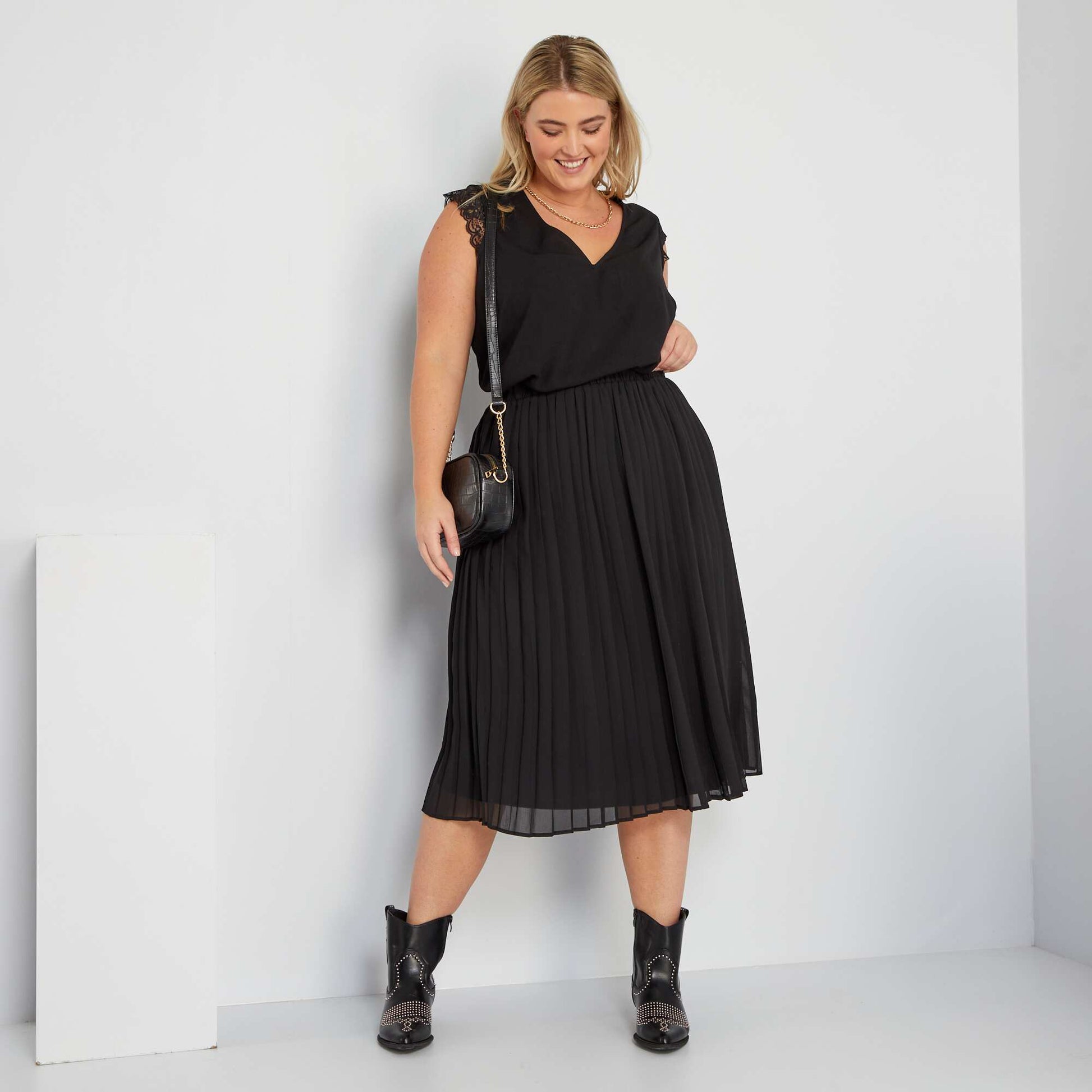 V-neck blouse with lace on the sleeves BLACK