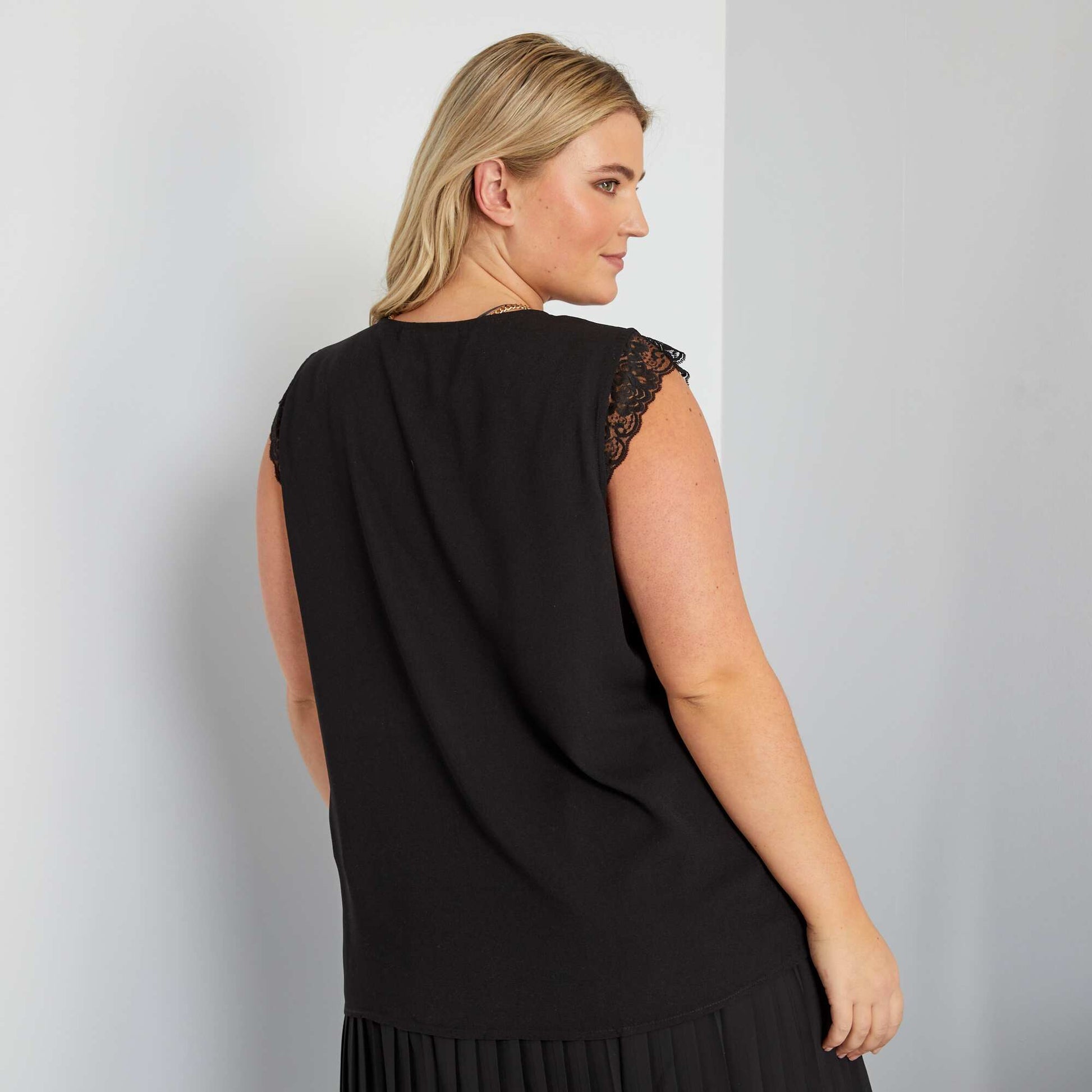 V-neck blouse with lace on the sleeves BLACK