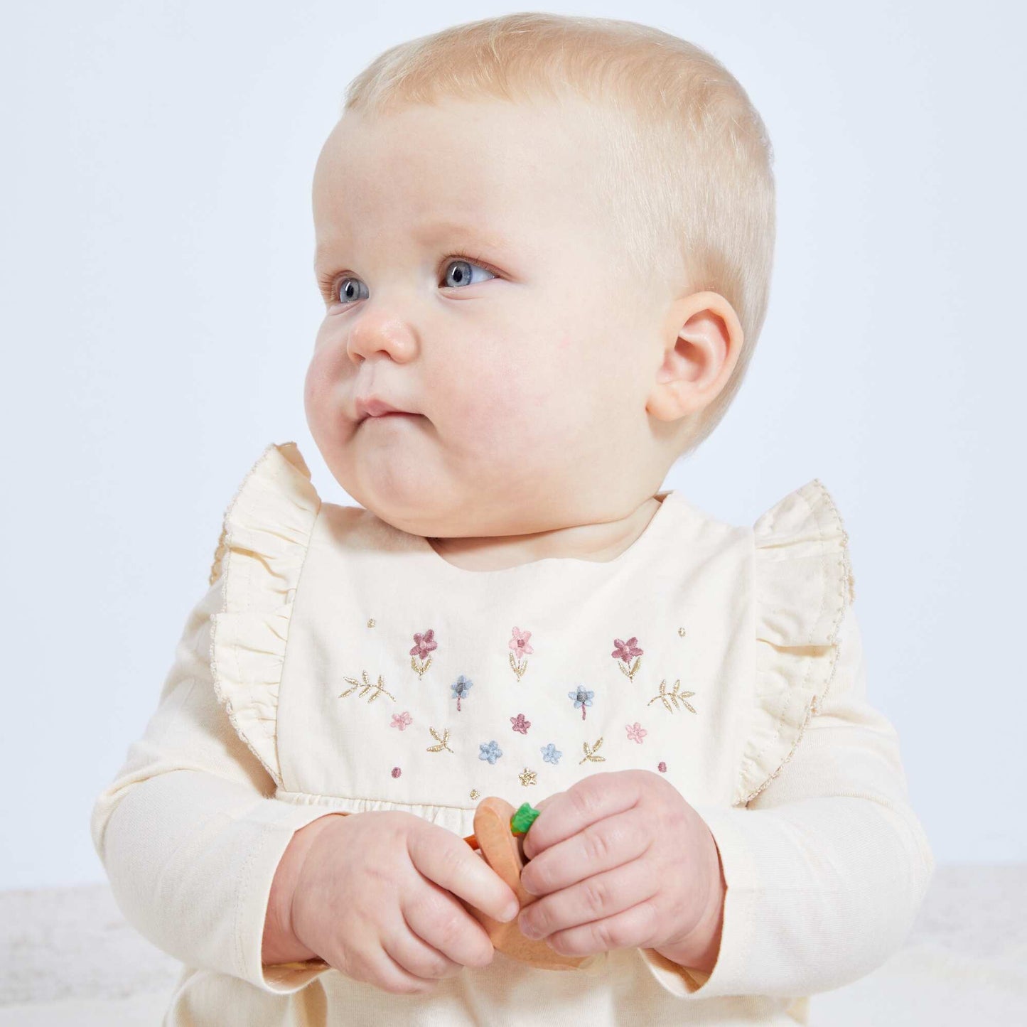 بلوزة بوهيمية مكشكشة بيضاء