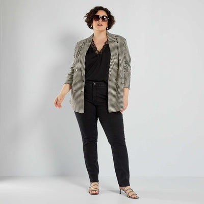 بلوزة برقبة على شكل V مع دانتيل أسود