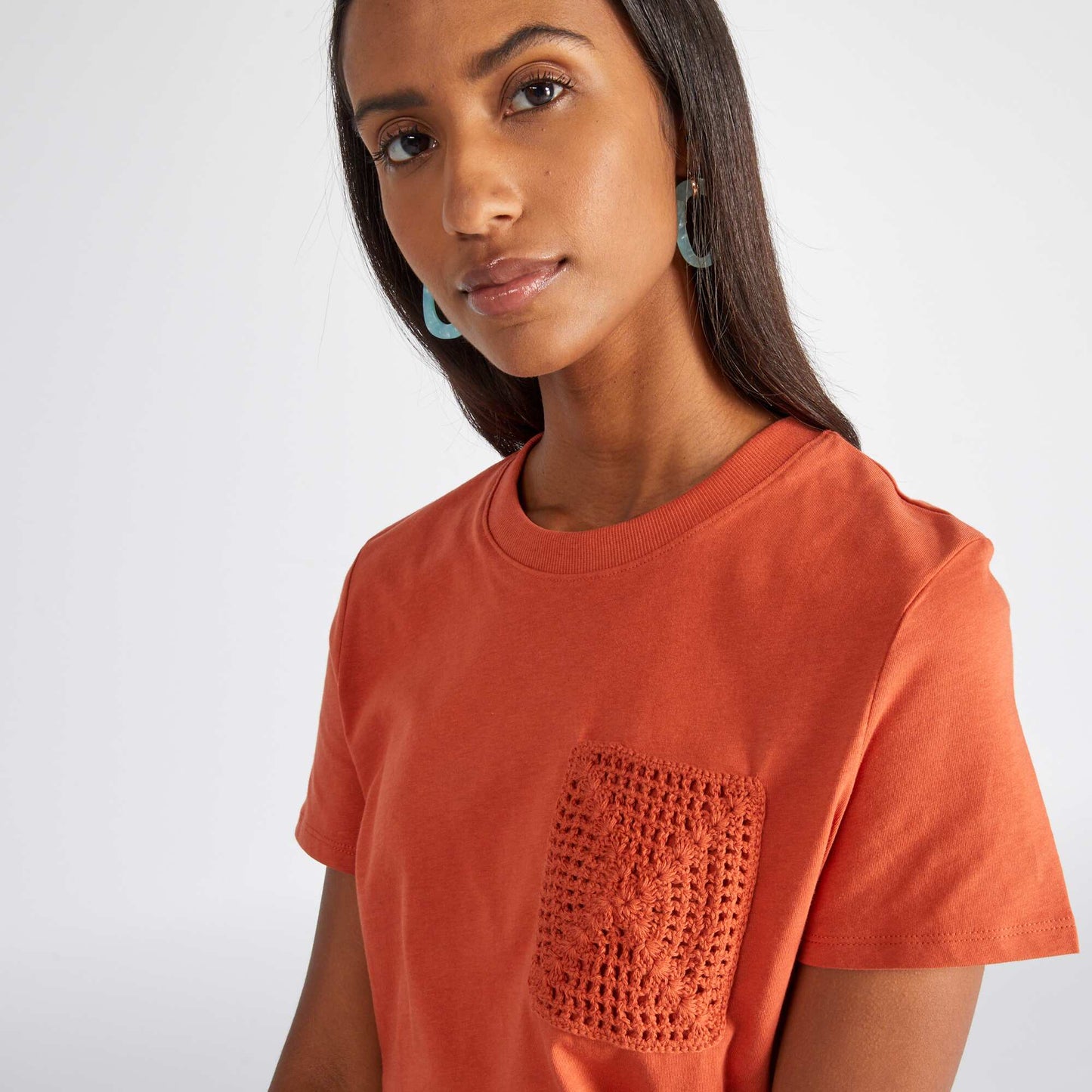 Short-sleeved T-shirt with crochet knit pocket orange