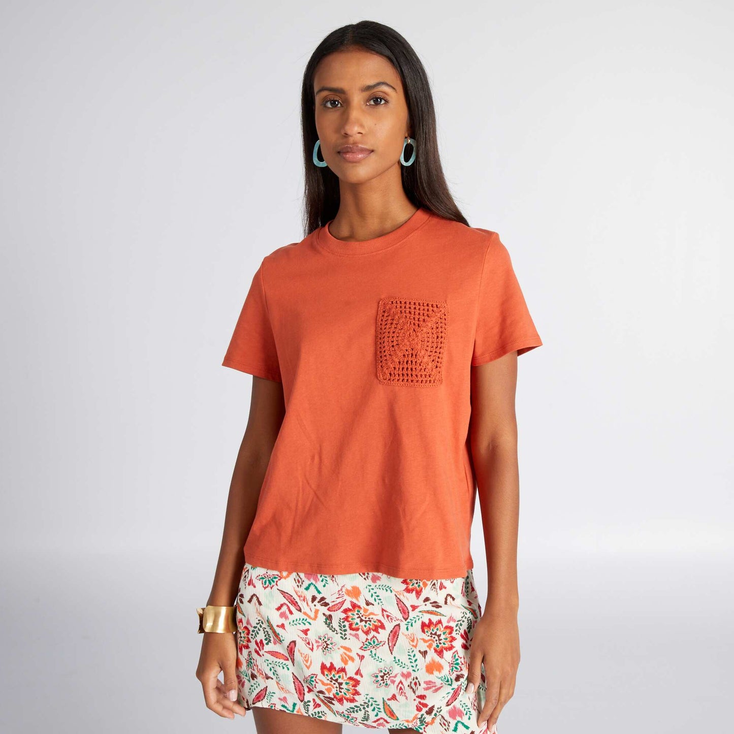 Short-sleeved T-shirt with crochet knit pocket orange