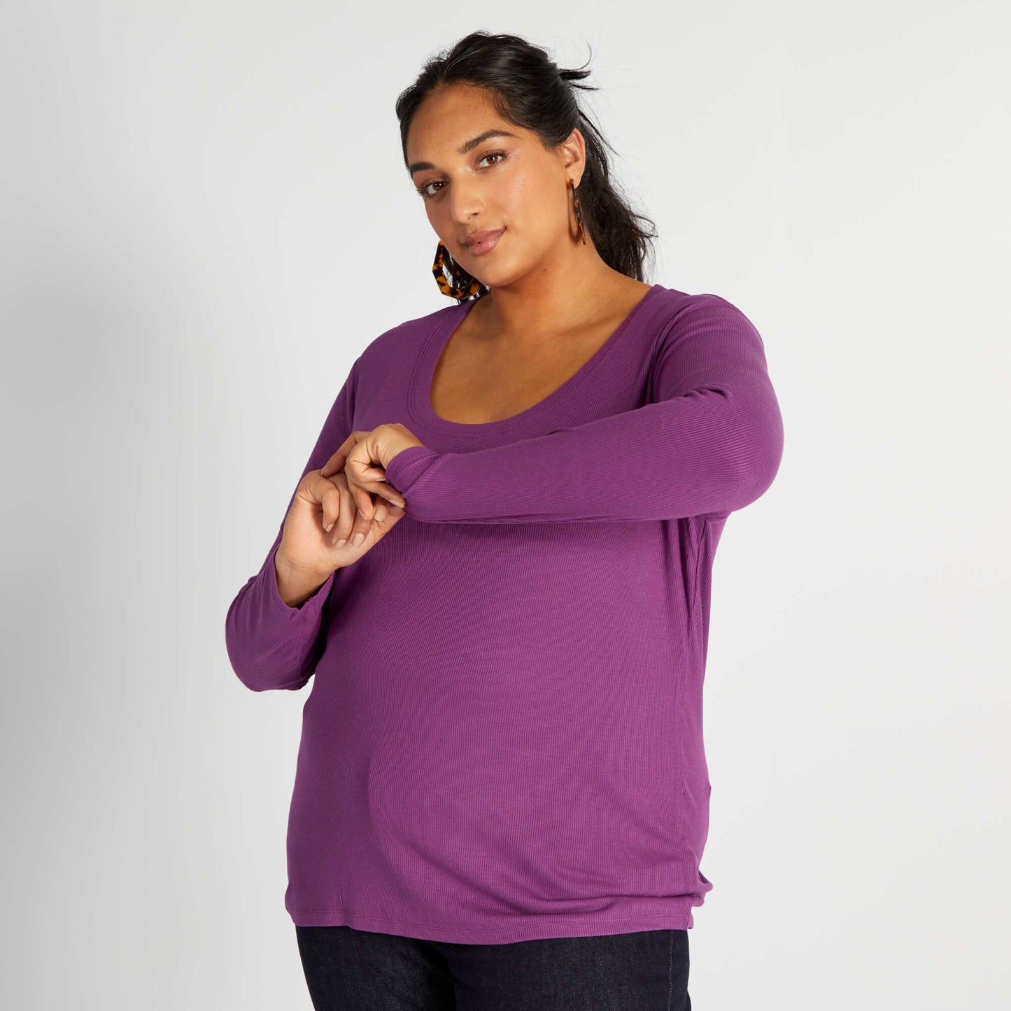 Flowing ribbed T-shirt with wide neckline prune