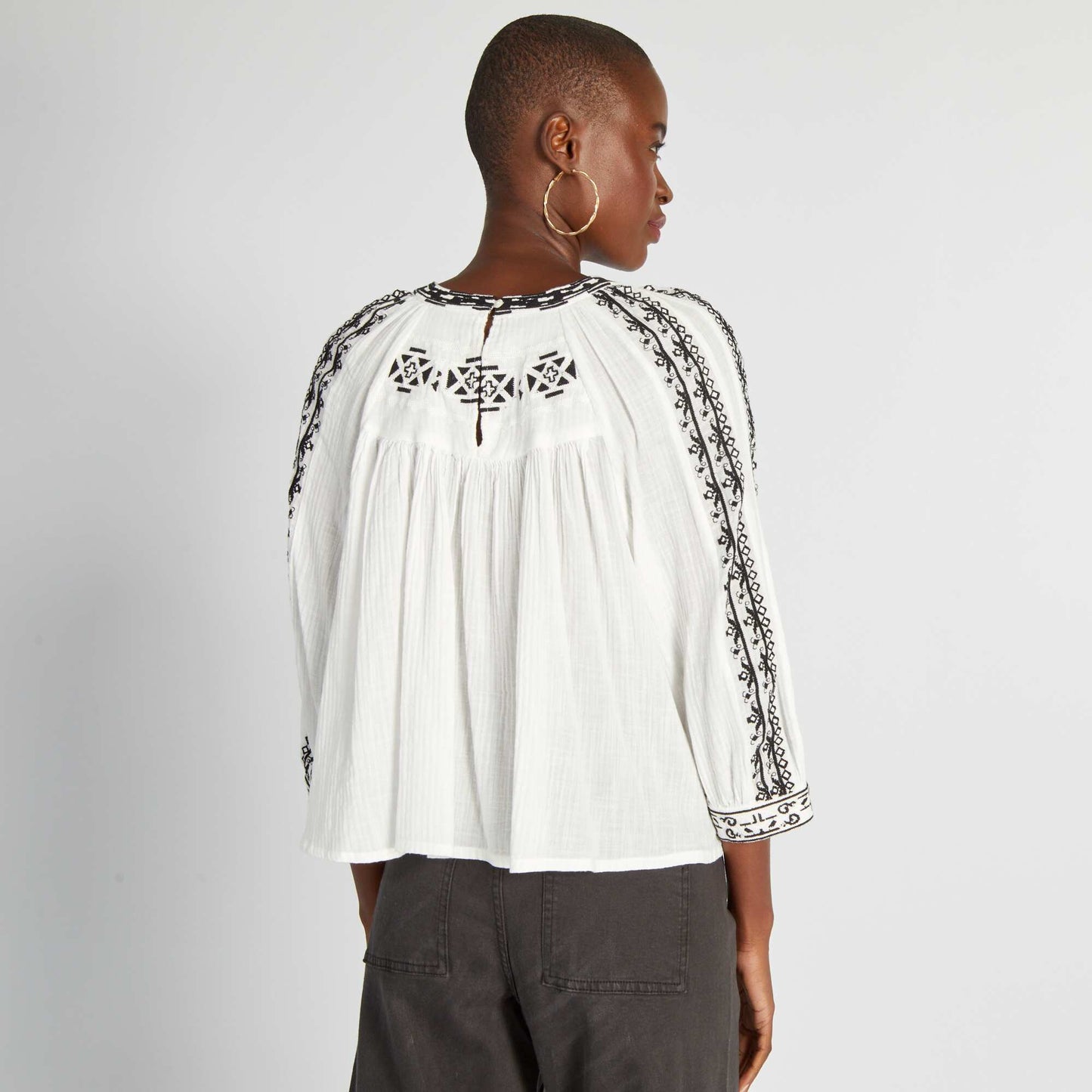 Puff-sleeved blouse with black embroidery ECRU ACE