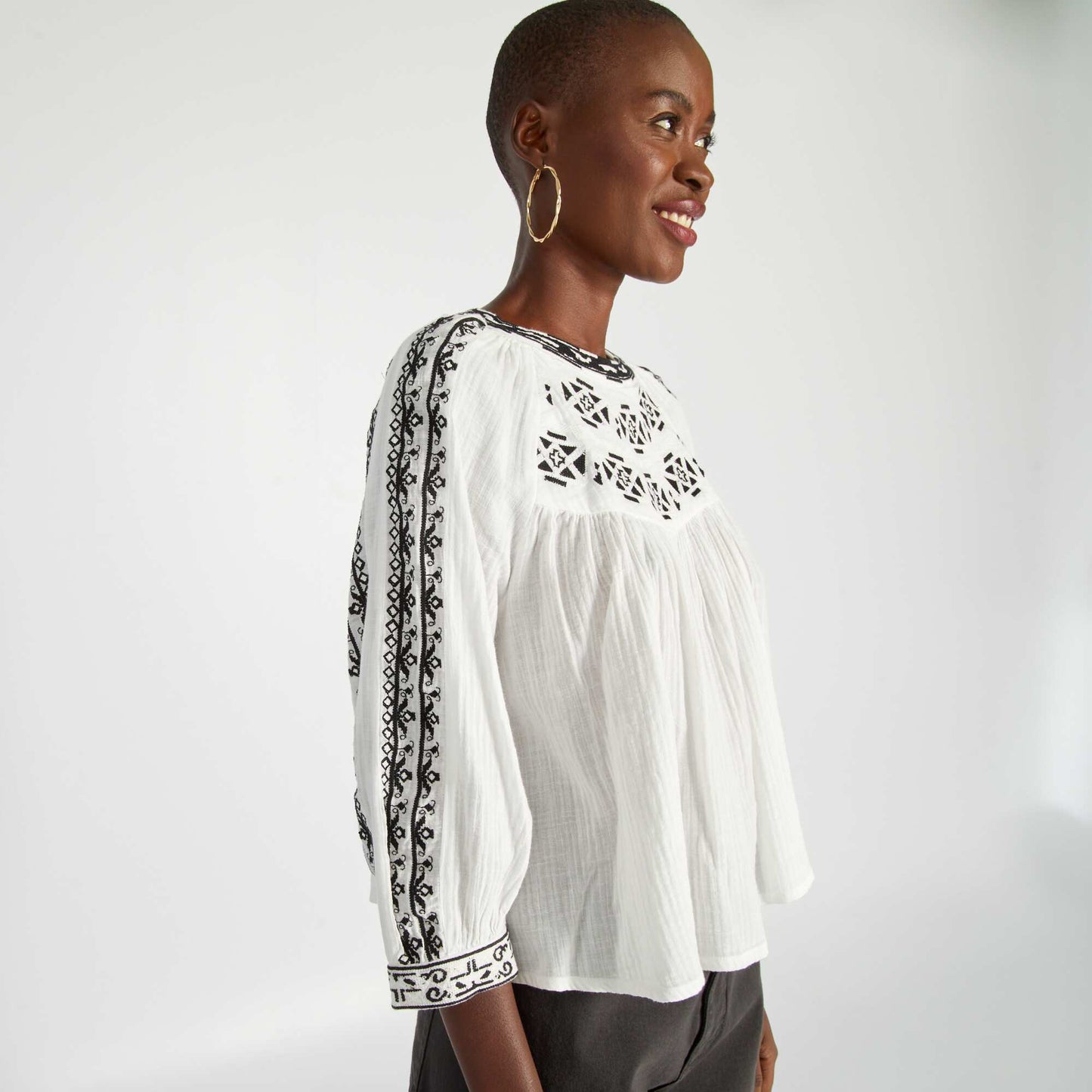 Puff-sleeved blouse with black embroidery ECRU ACE