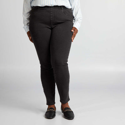 بقصة عادية بنطال جينز بخصر مرتفع أسود