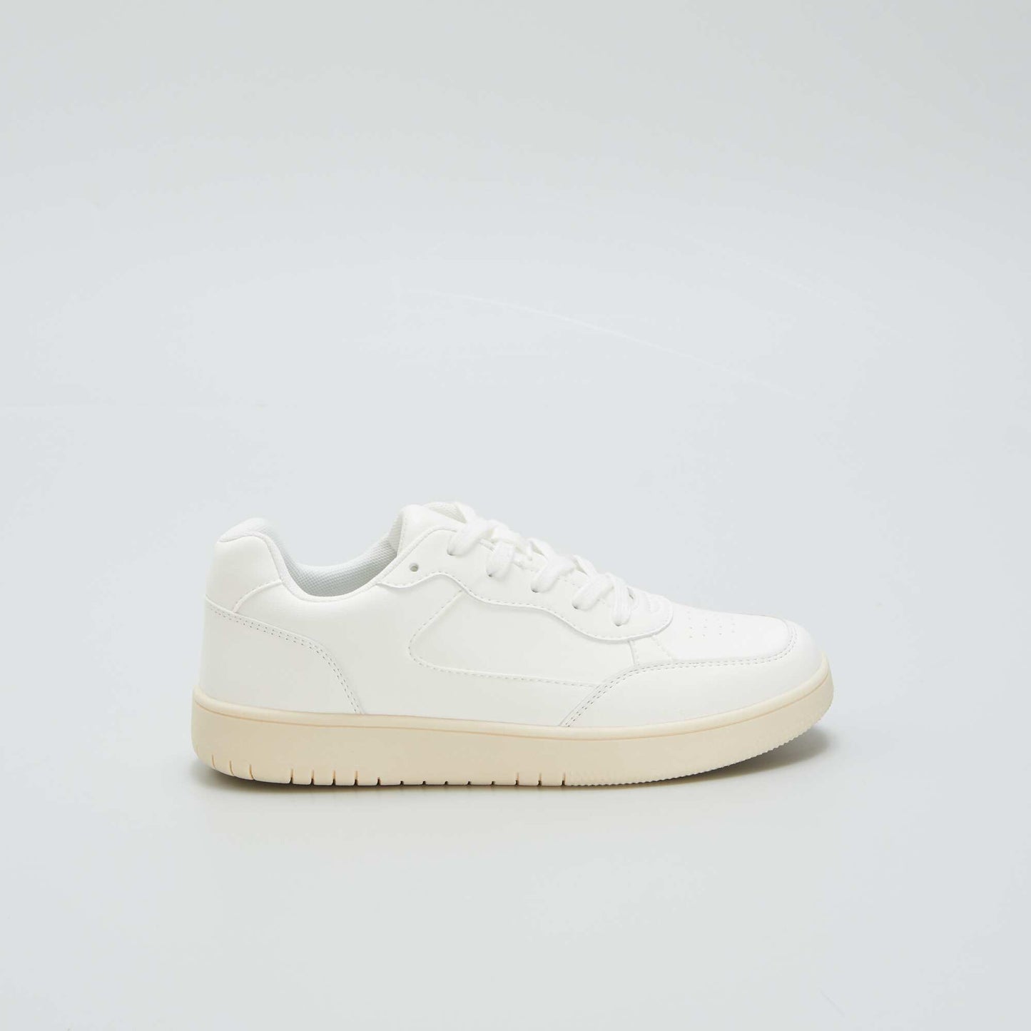 Low-top trainers white