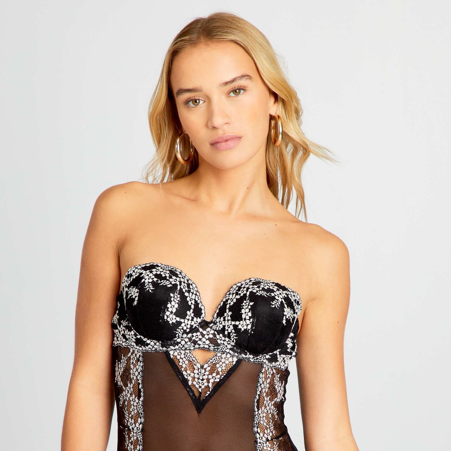Lace body with embroidered flowers black