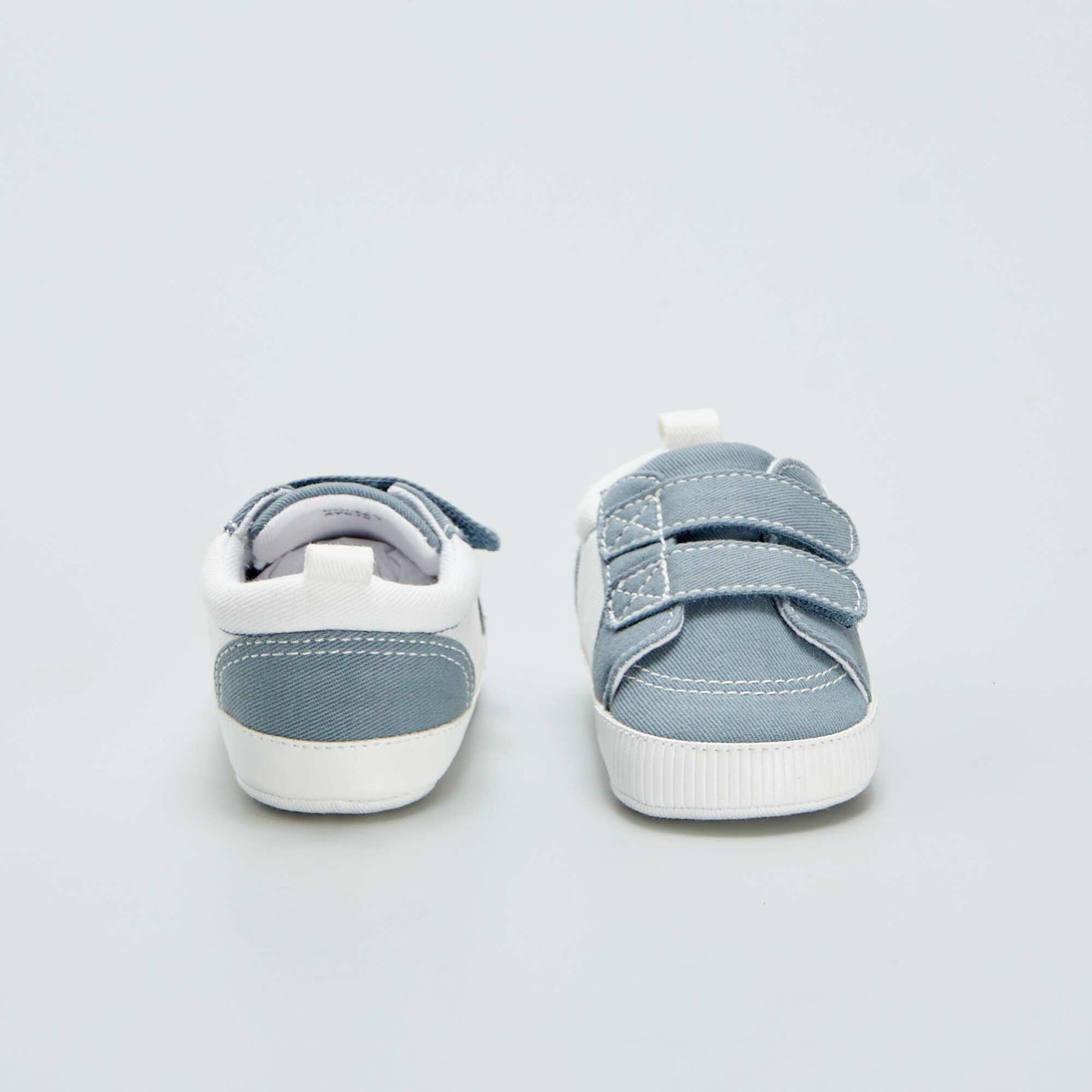 Two-tone low-top trainers with hook-and-loop fastening BLUE
