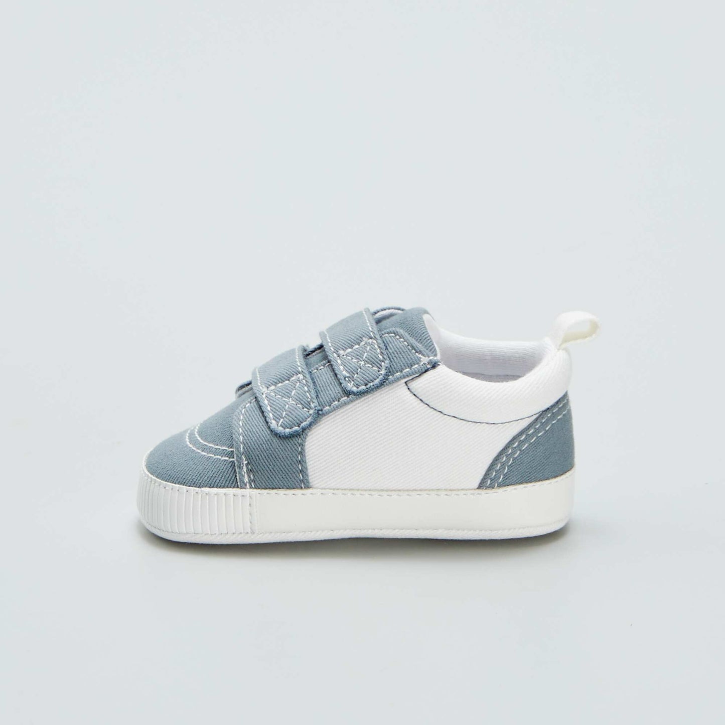 Two-tone low-top trainers with hook-and-loop fastening BLUE