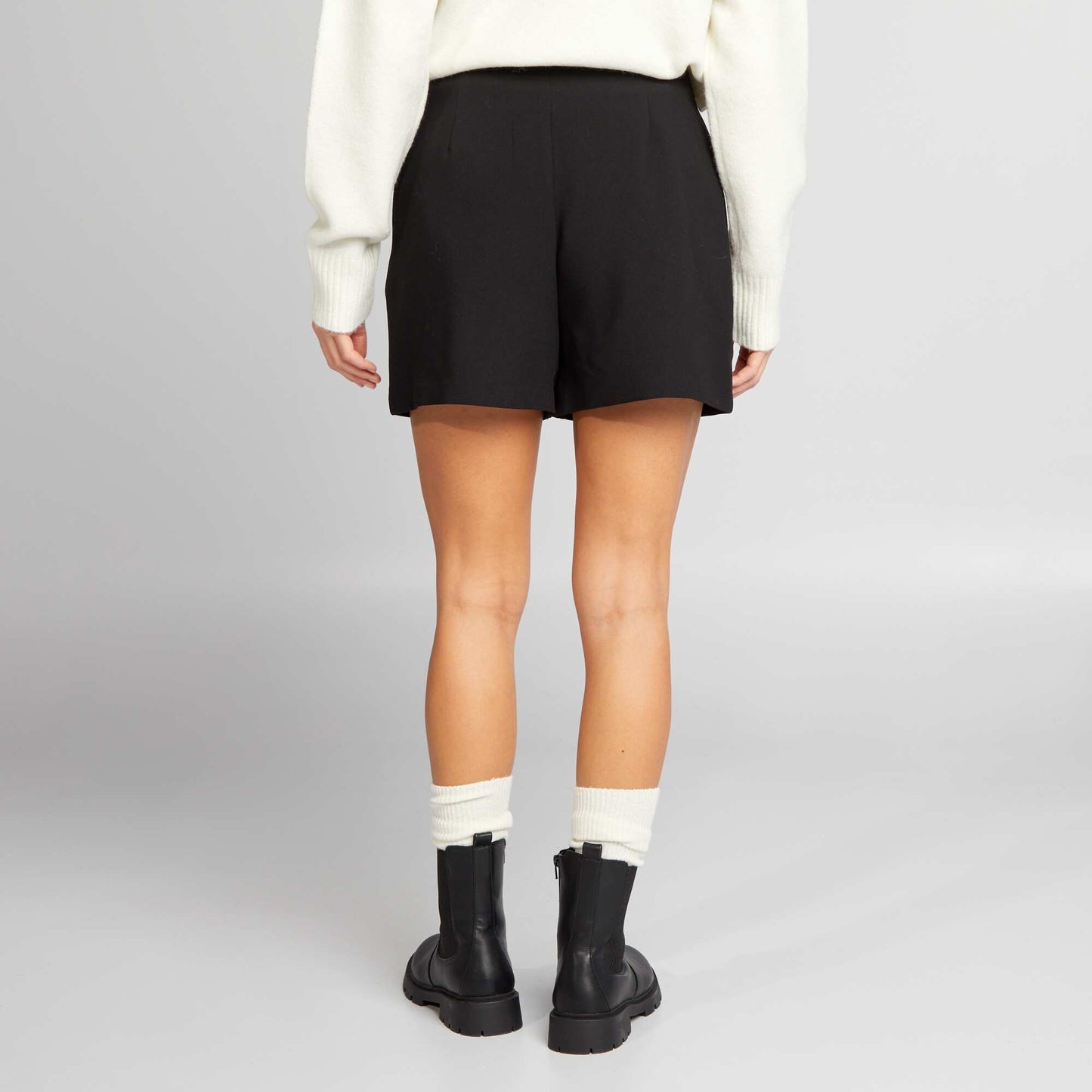 High-waisted smart shorts black