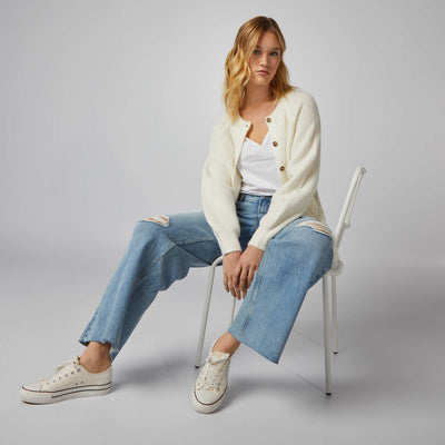 سترة علوية مع سيور سباغيتي بيضاء