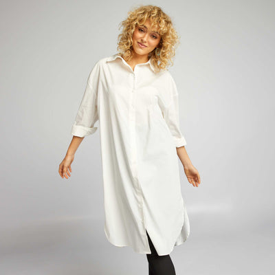قميص طويل أبيض اللون أبيض