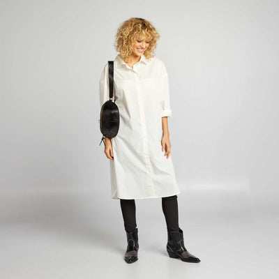 قميص طويل أبيض اللون أبيض