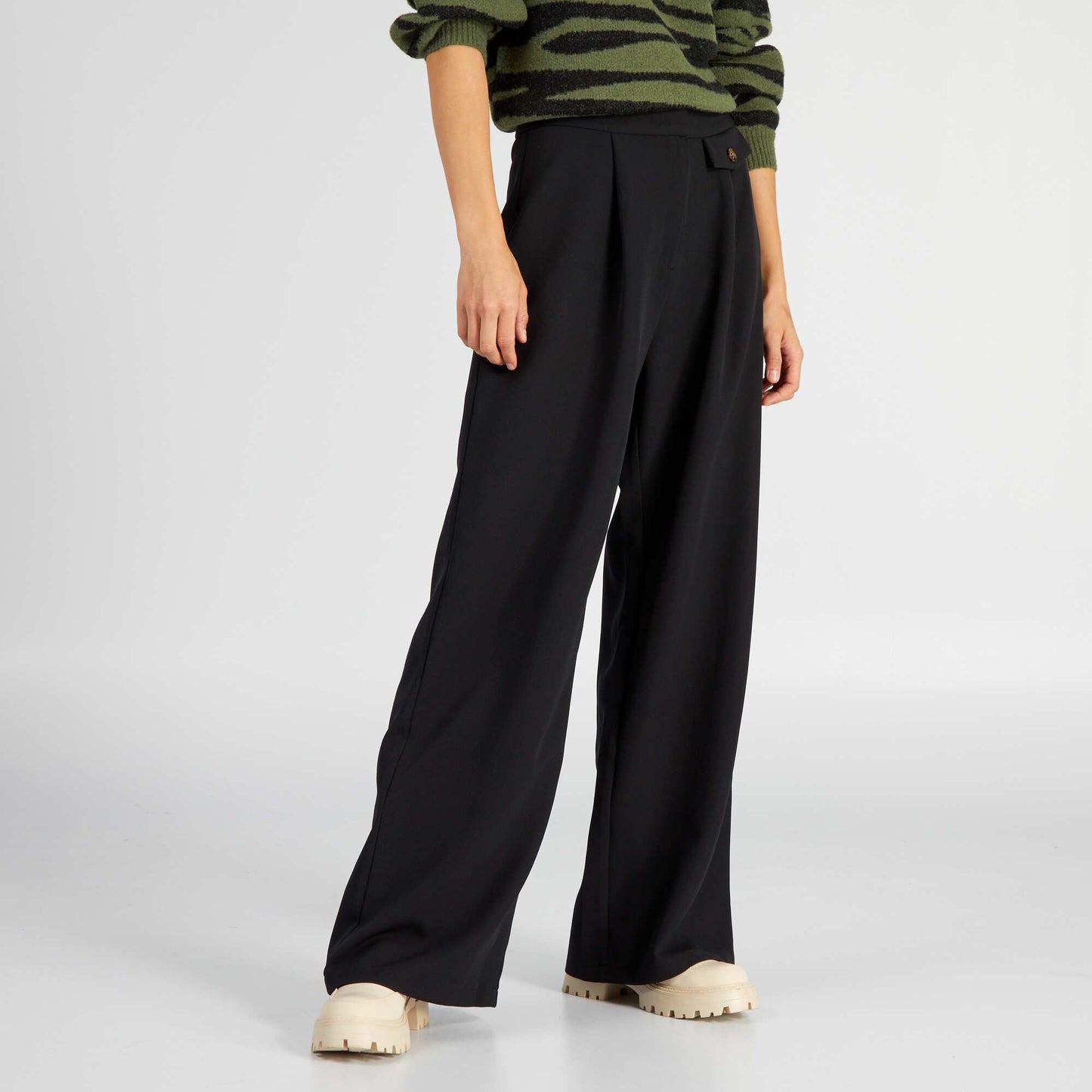 Wide-leg trousers black