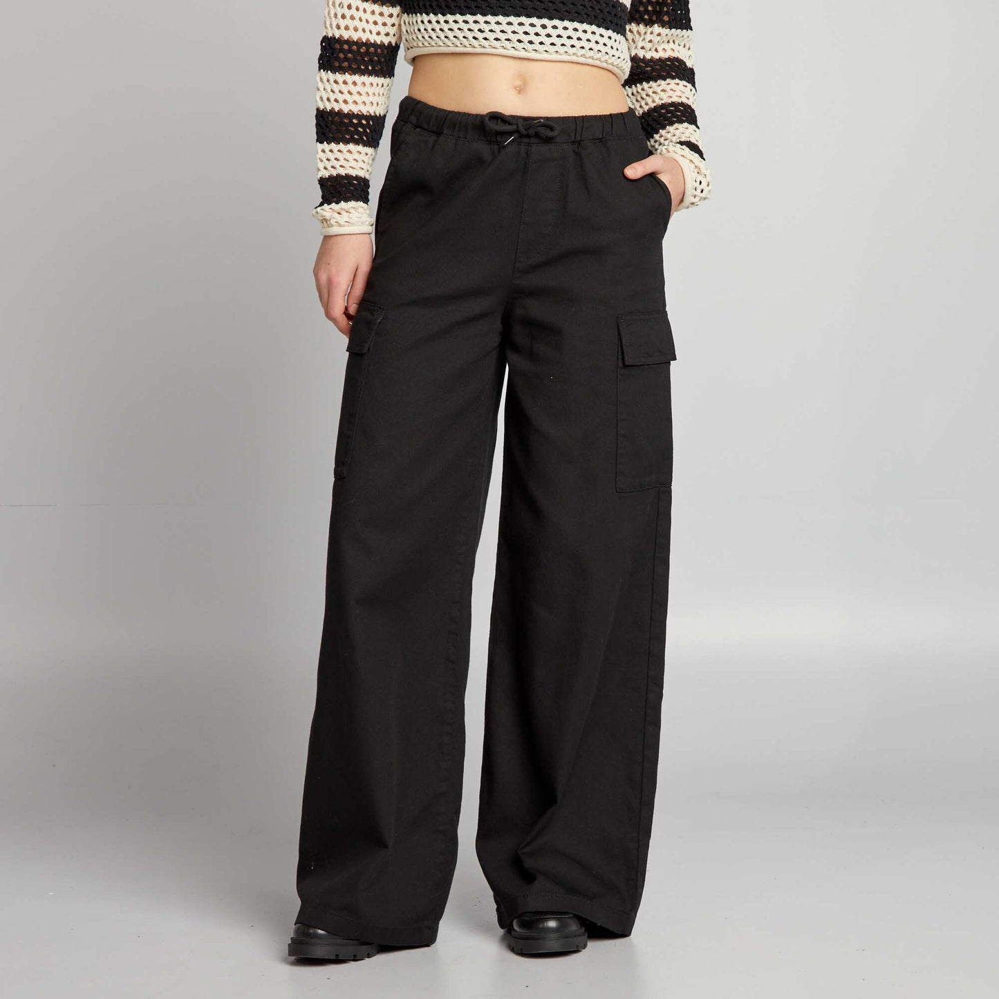Wide-leg trousers with pockets black