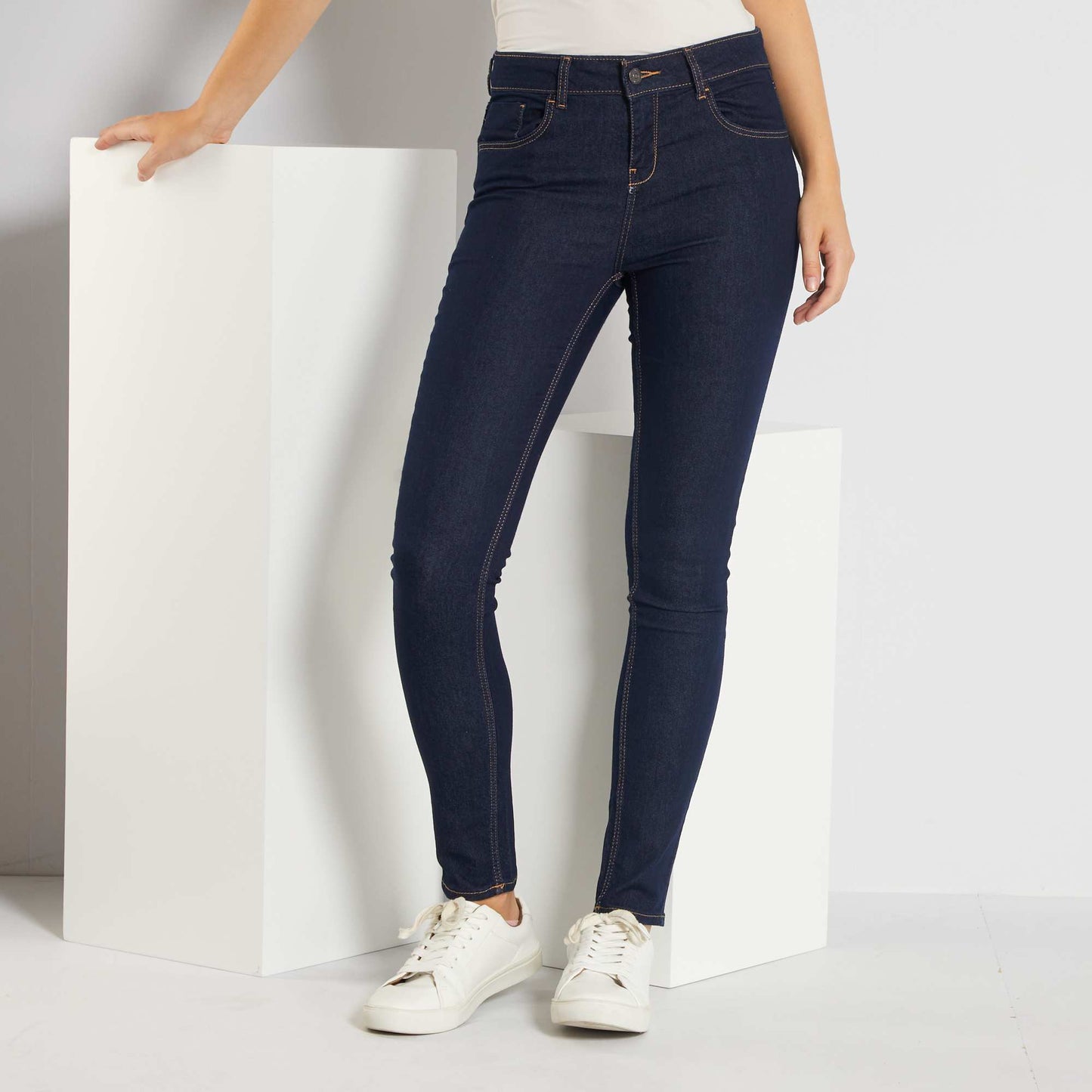 Stretch skinny jeans raw