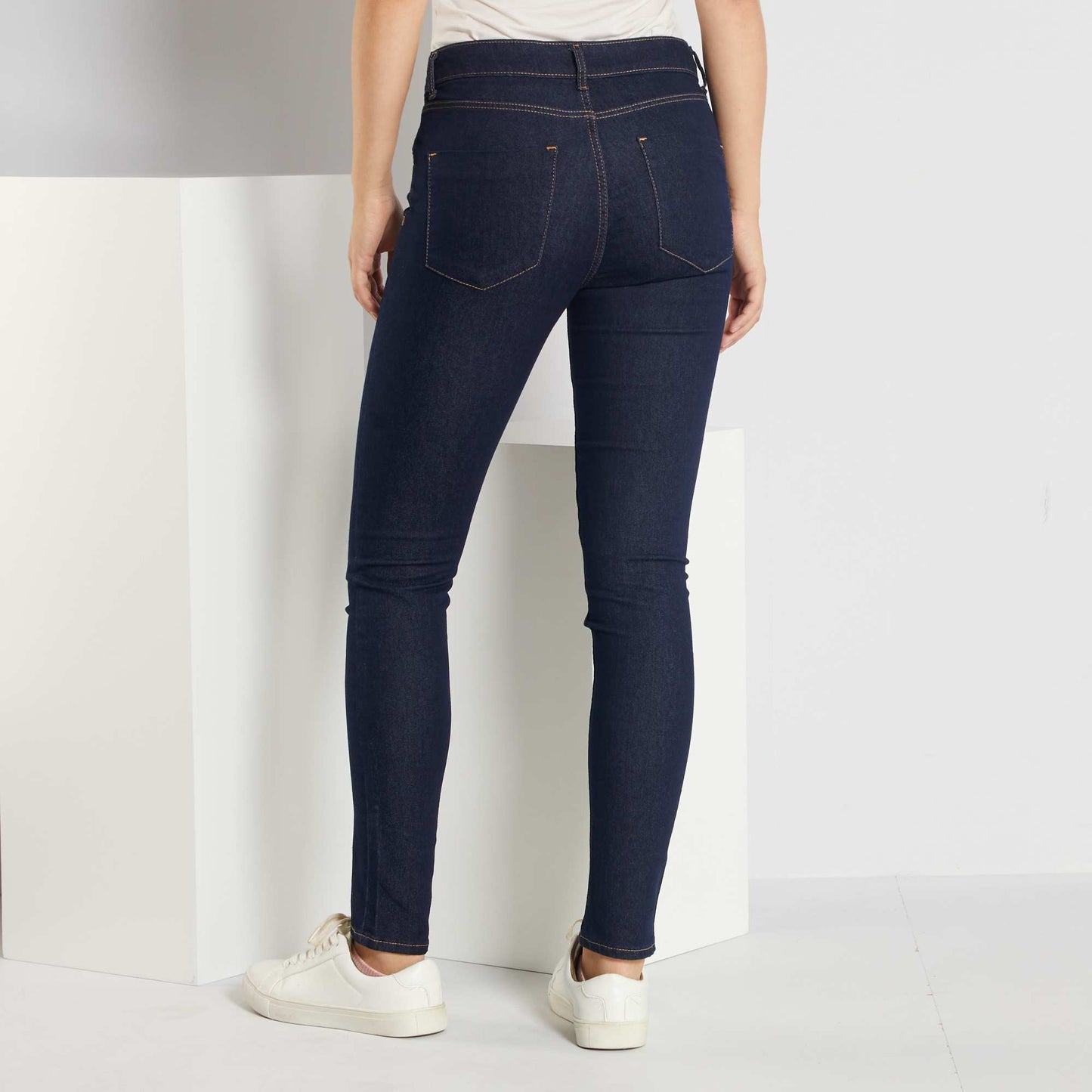 Stretch skinny jeans raw