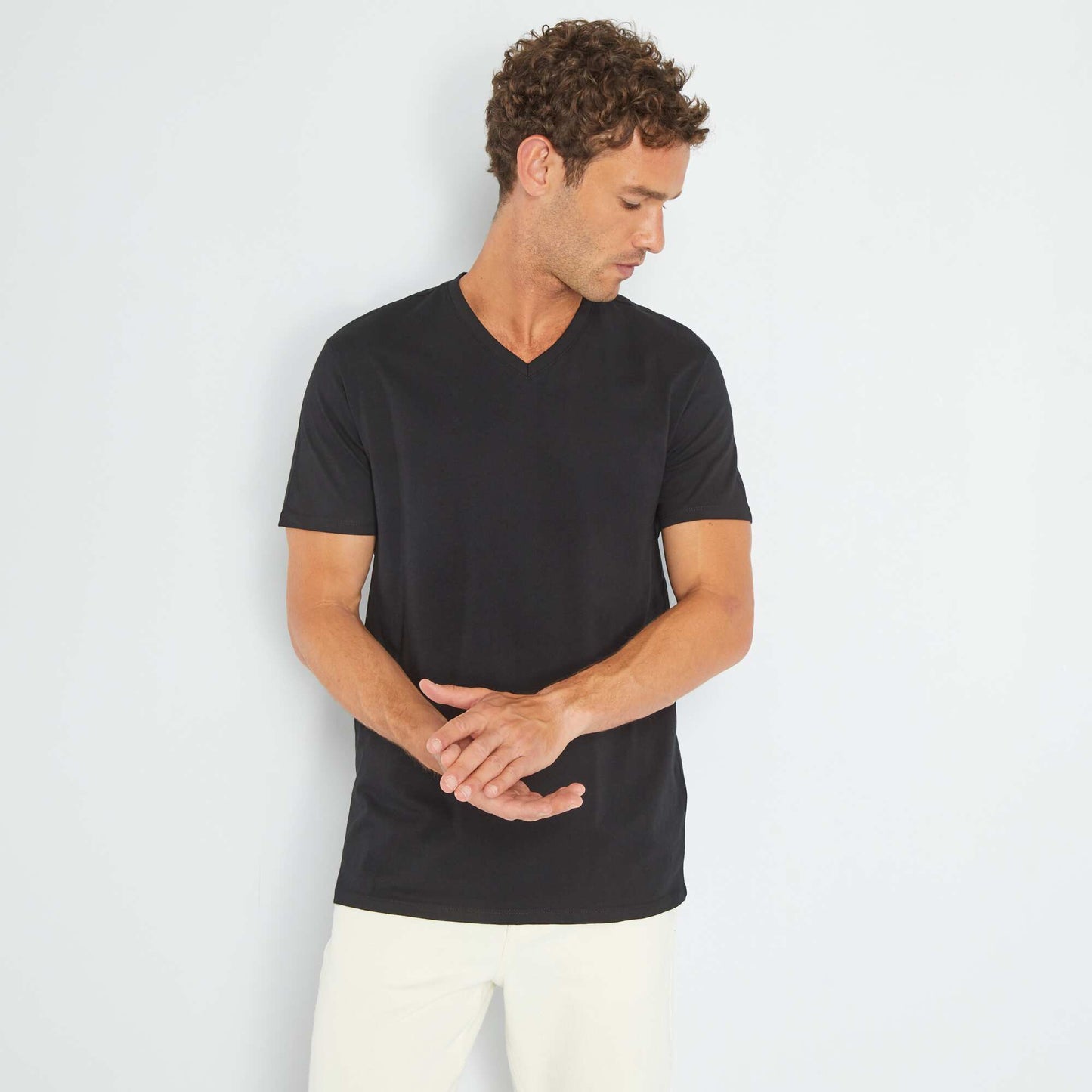Regular cotton V-neck T-shirt black