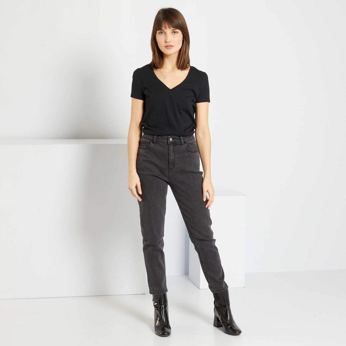 V-neck T-shirt black